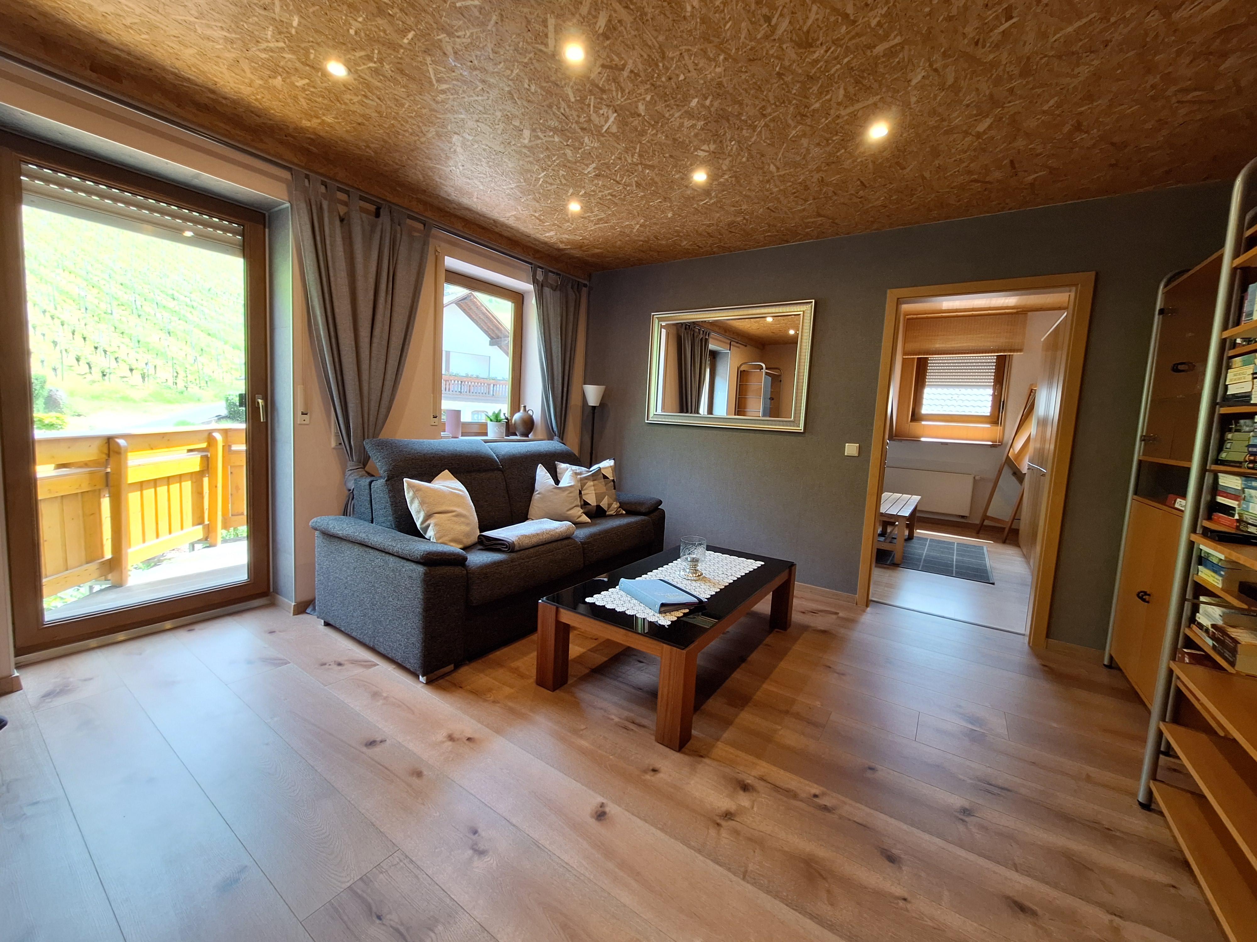 Foto: Wohnzimmer mit Zugang zum Balkon