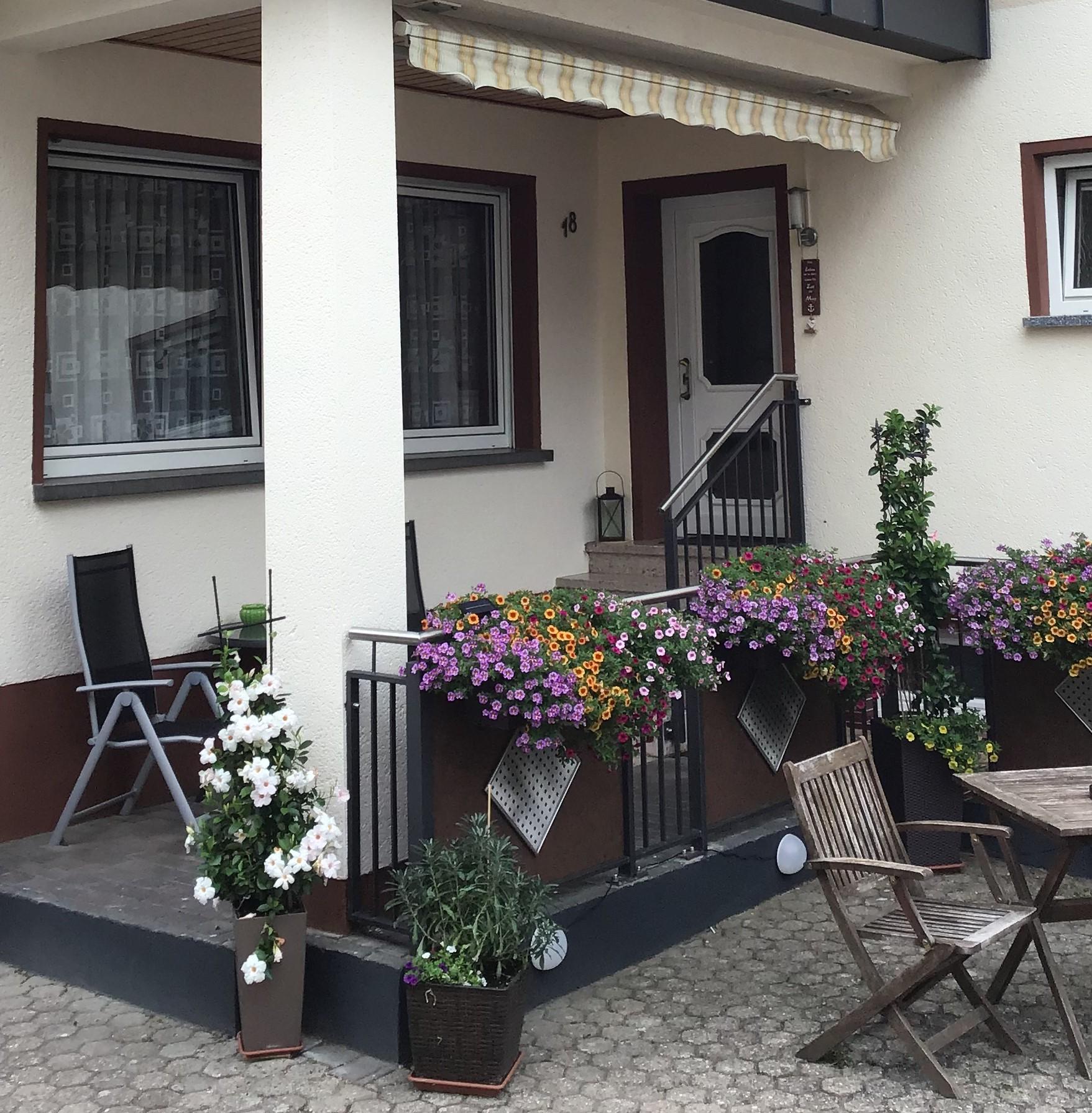 Foto: Eingang mit Freisitz