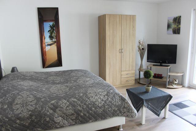 Foto: Blick vom Bett auf den TV