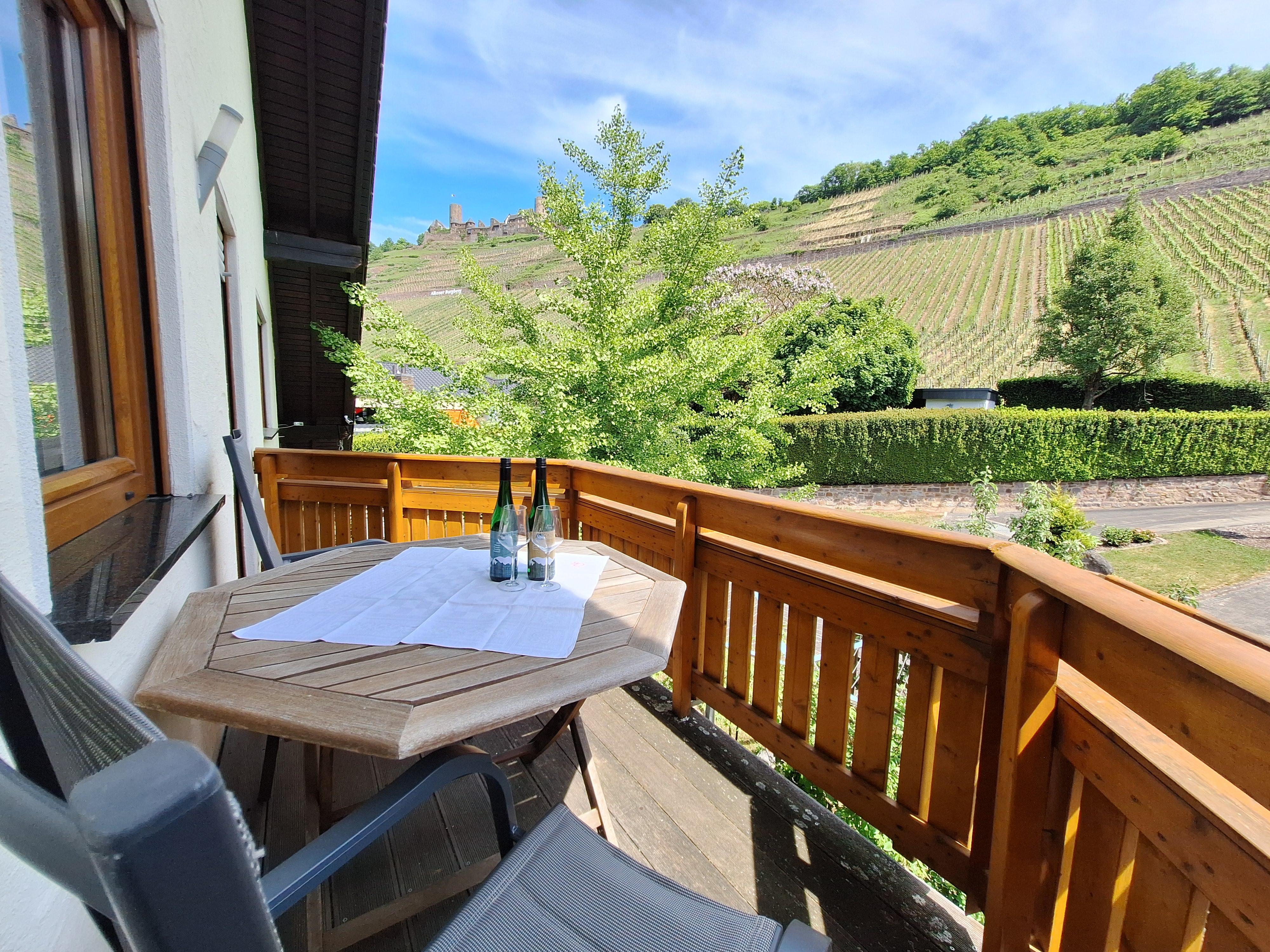 Foto: Balkon mit Aussucht auf Burg Thurant & Weinberge