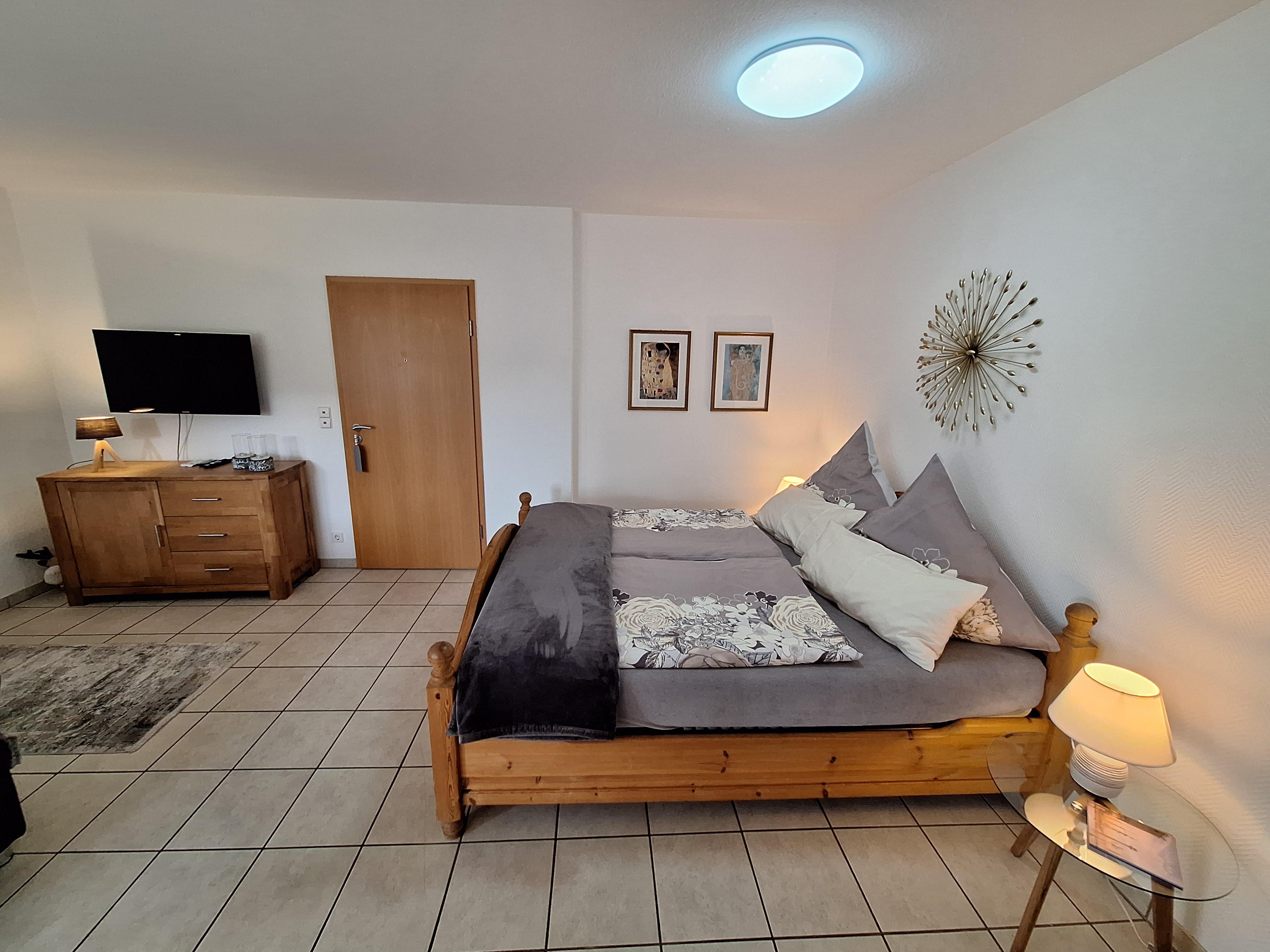Foto: Doppelbett mit Blick zum TV
