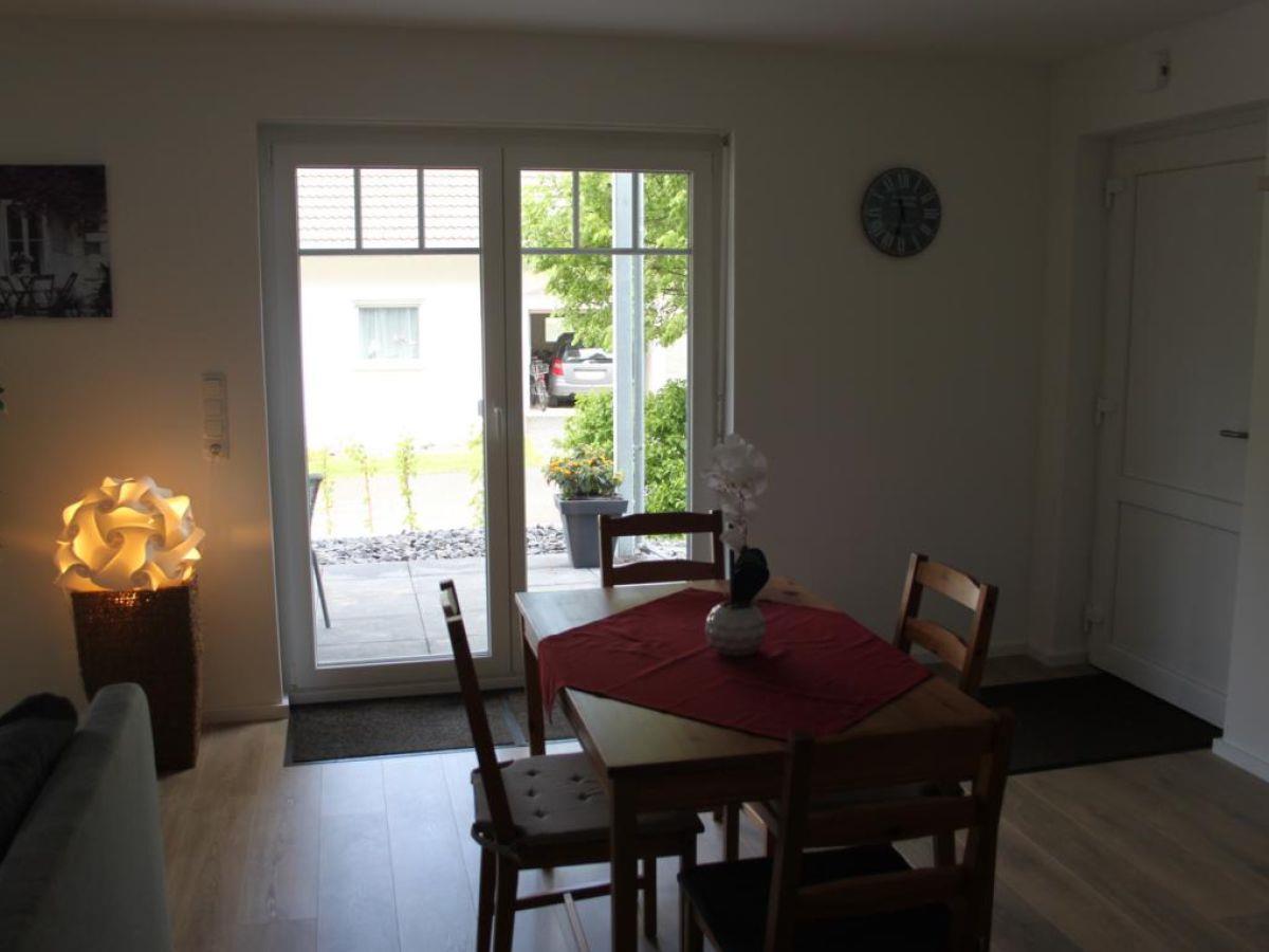 Foto: Essbereich mit Blick zurTerrasse