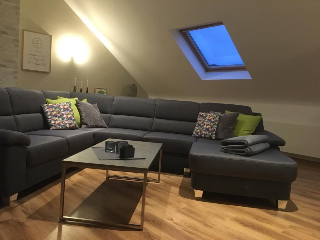 Foto: großzügige Couchlandschaft