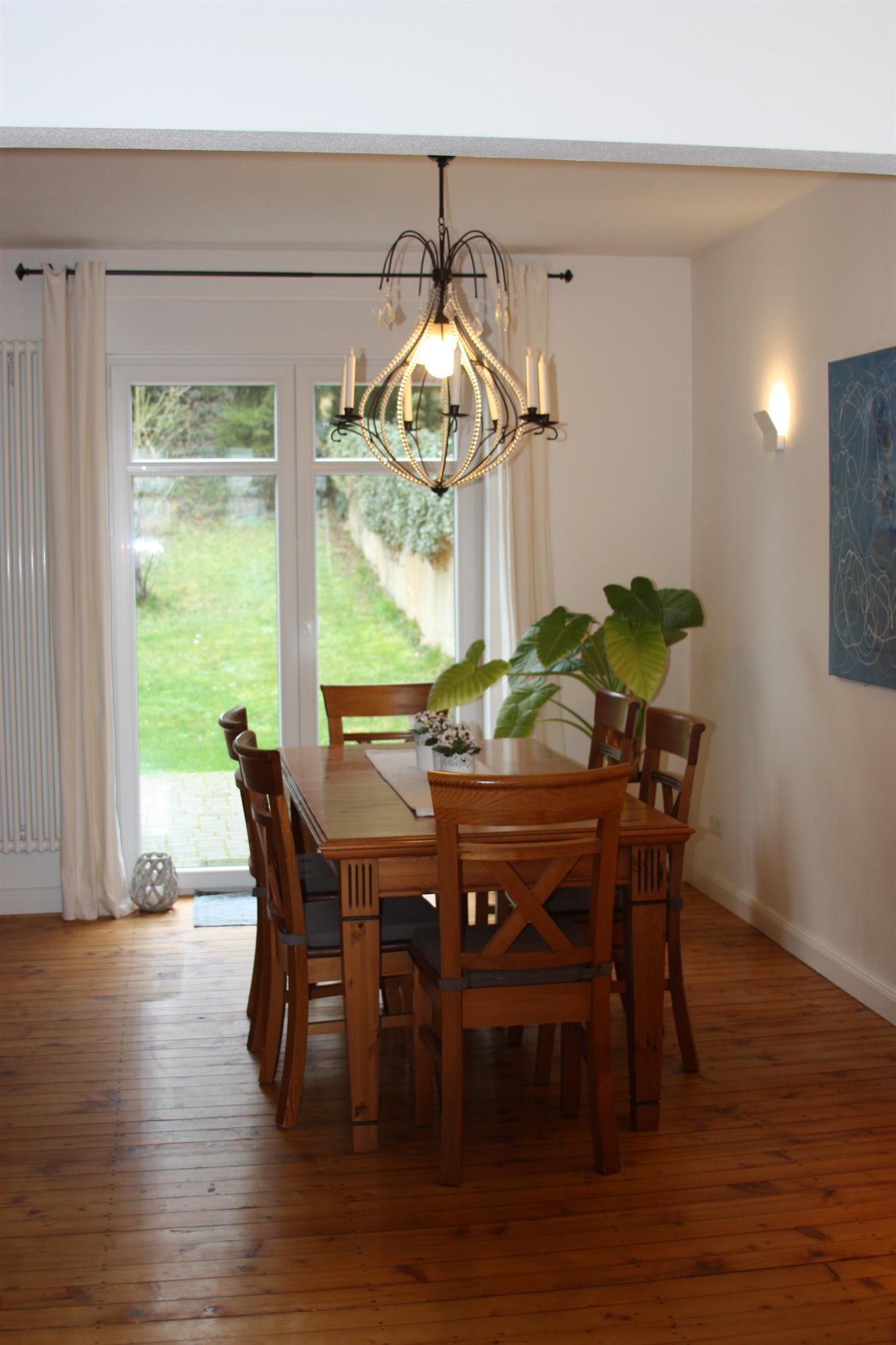 Foto: Esszimmer mit Blick in den Garten