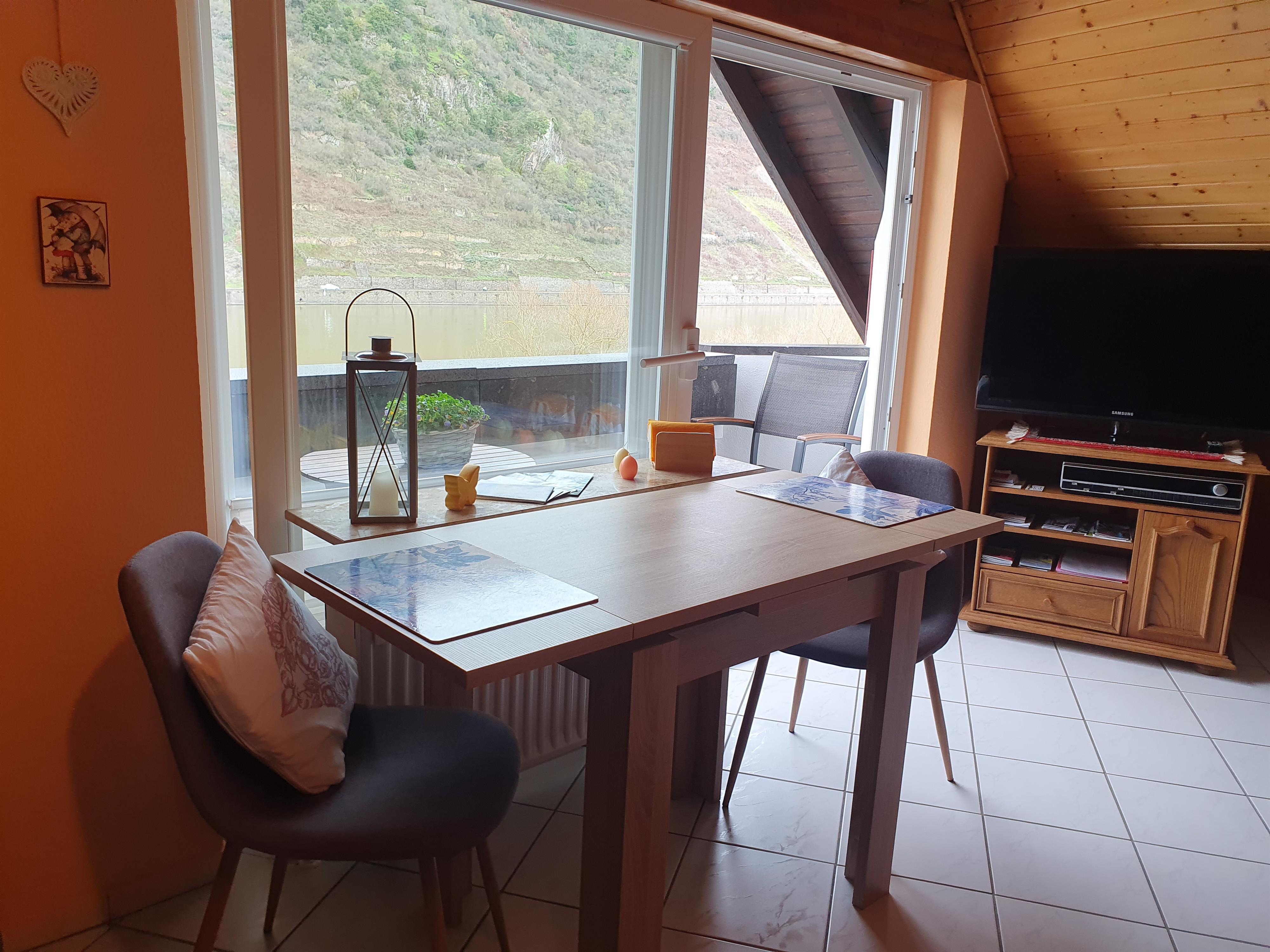 Foto: Esstisch direkter herrlicher Moselblick beim Essen