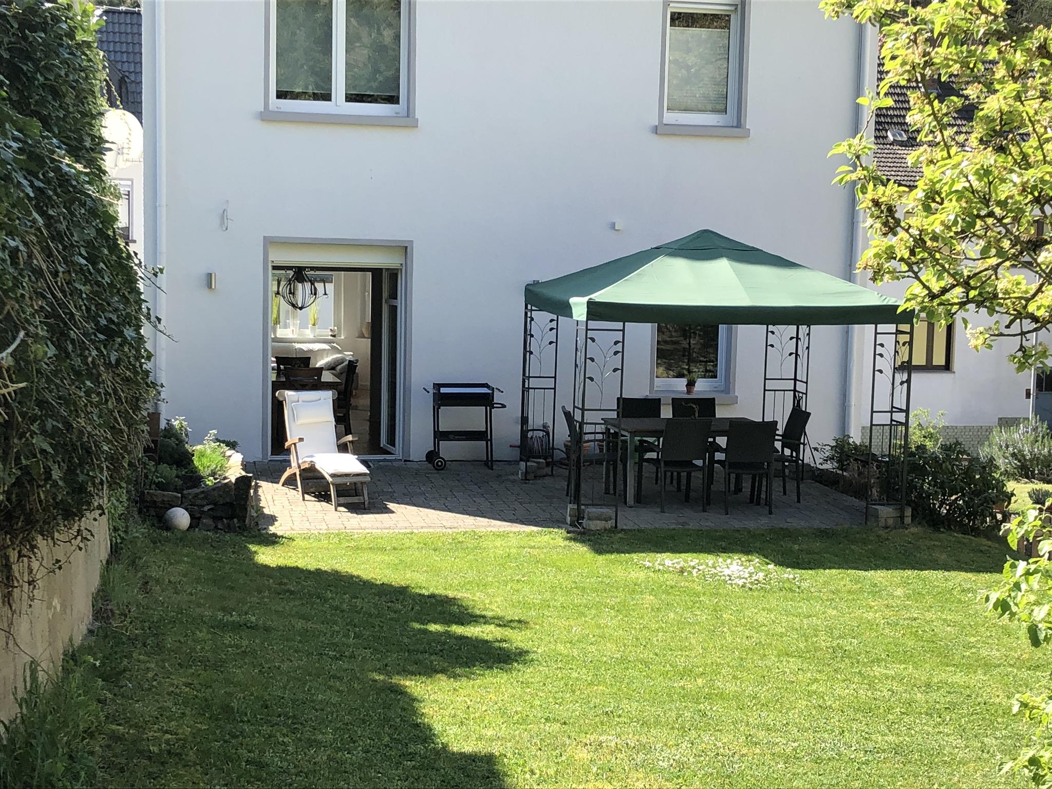 Foto: Terrasse und Liegewiese