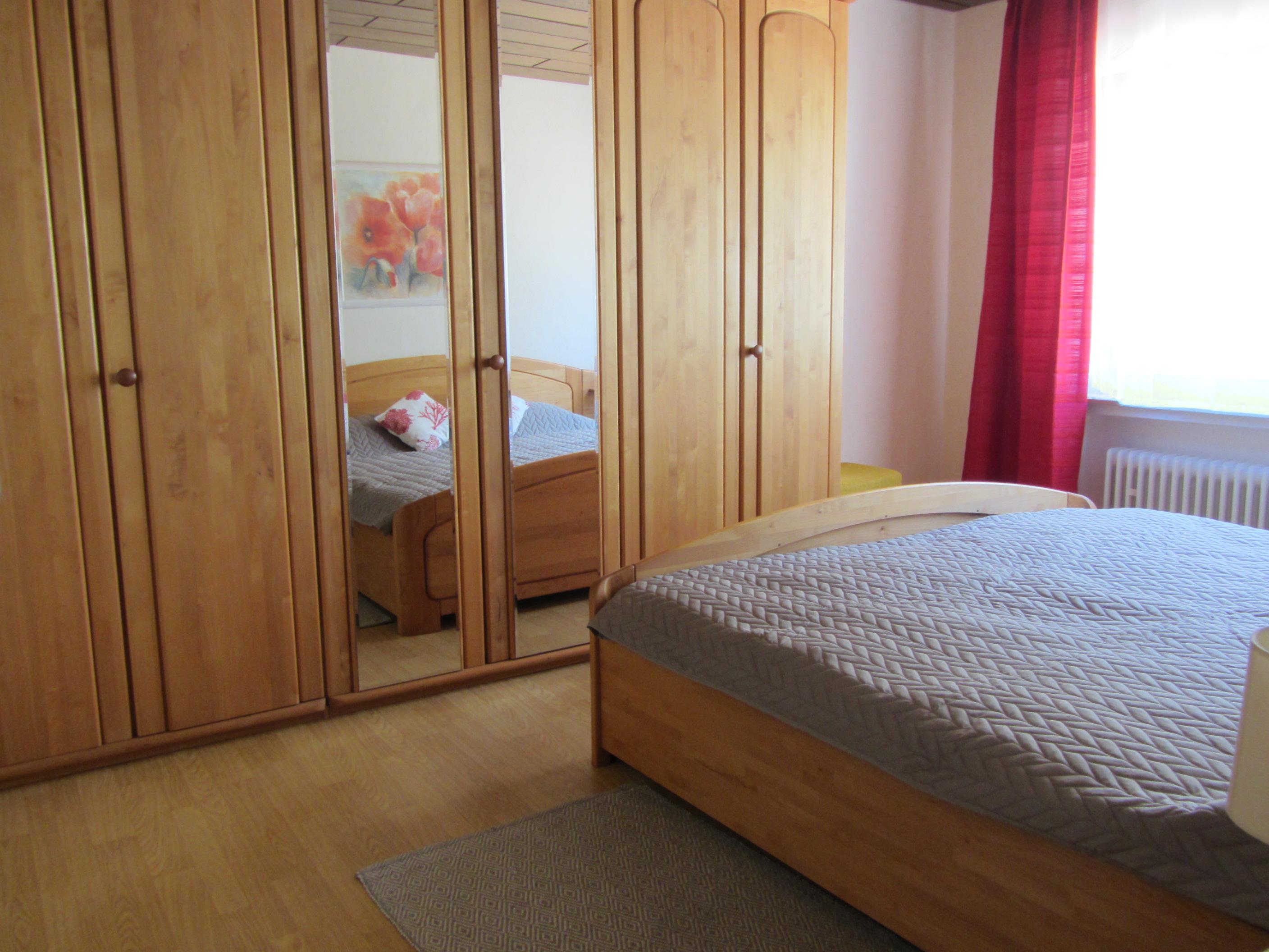Foto: geräumiger Kleiderschrank
