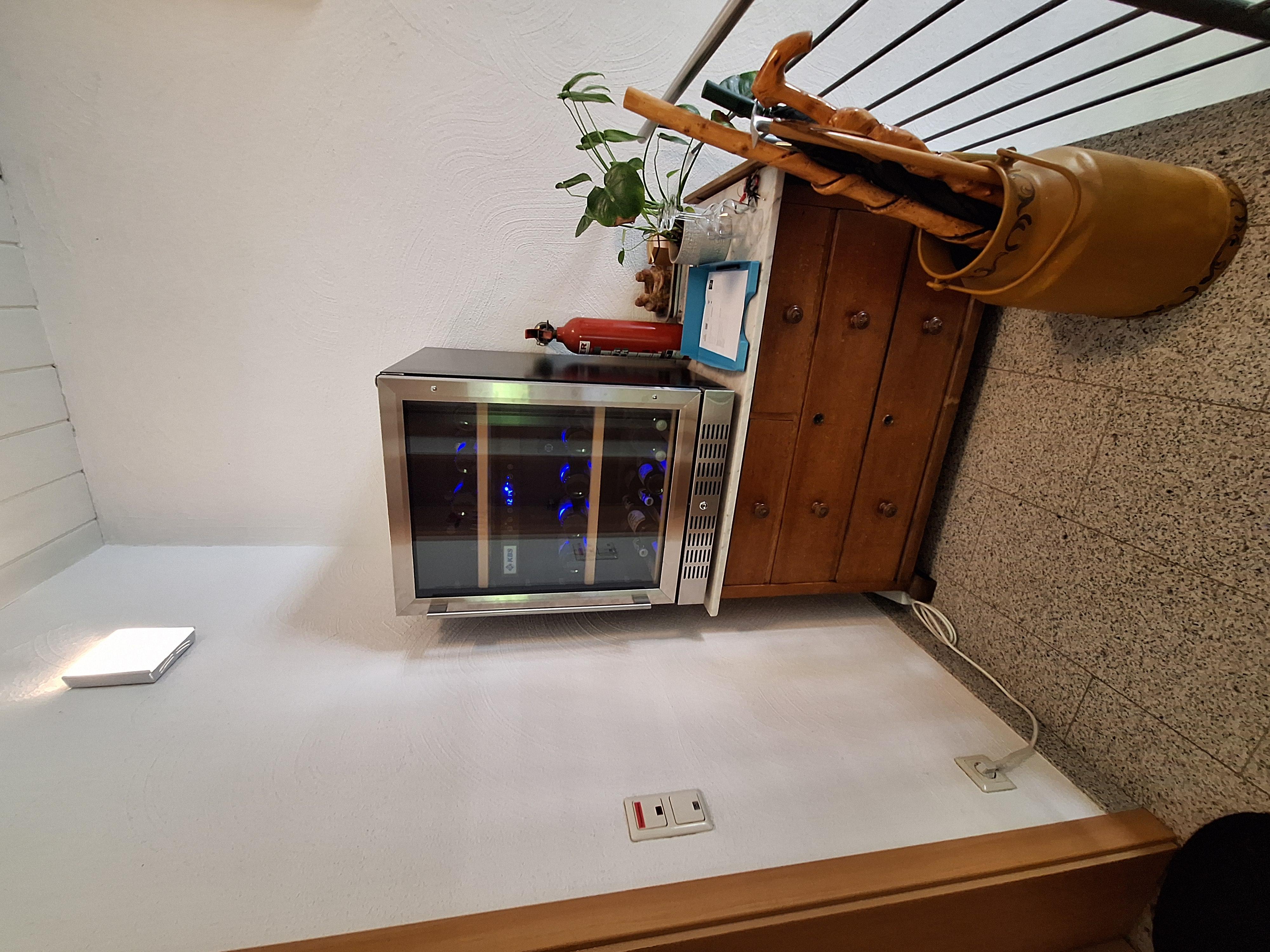 Foto: Weinkühlschrank im Treppenhaus