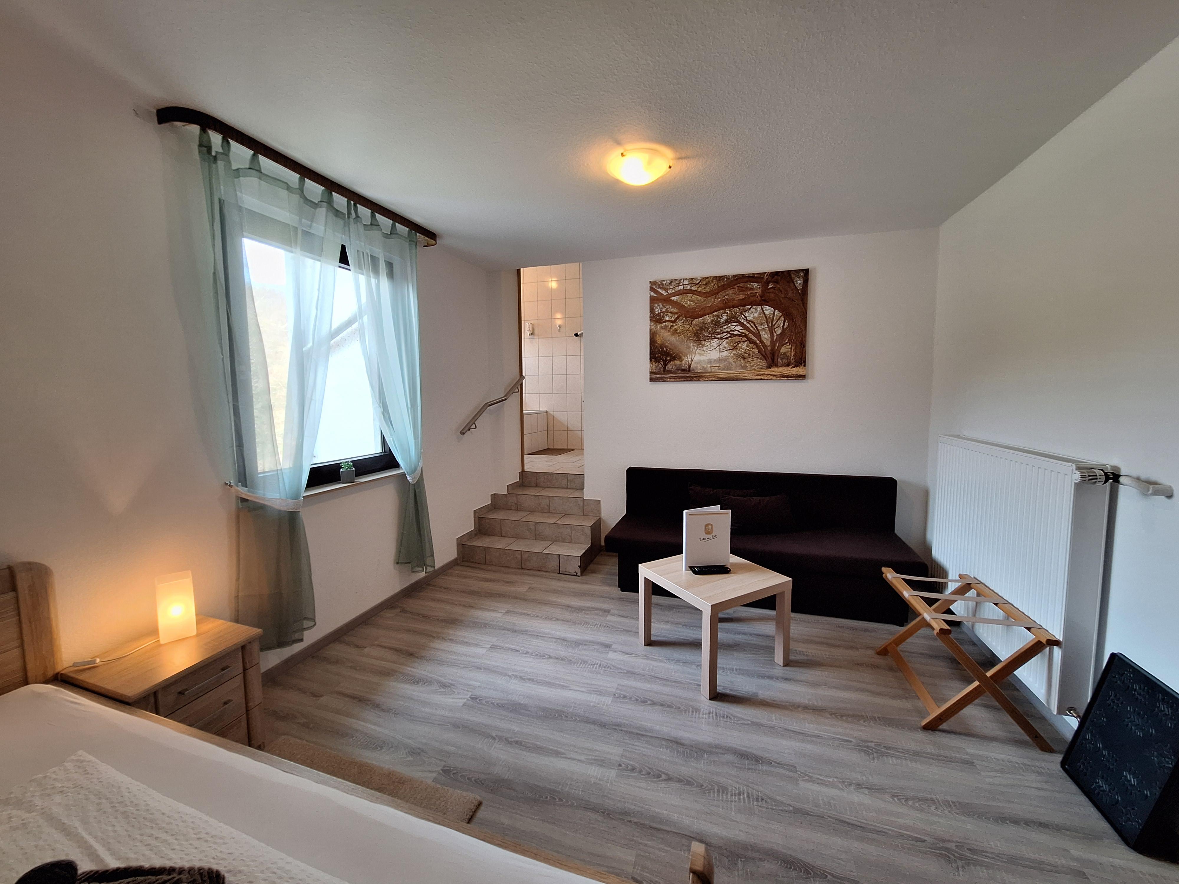 Foto: Doppelzimmer mit Sitzgelgenheit