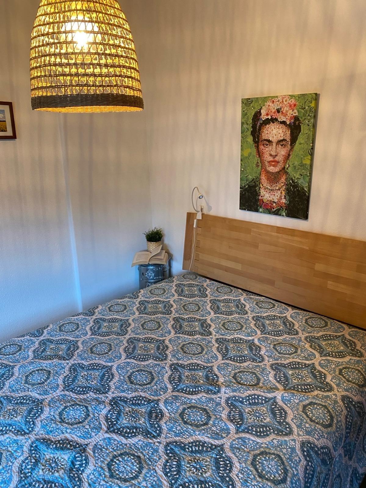 Foto: Wohnraum mit Doppelbett