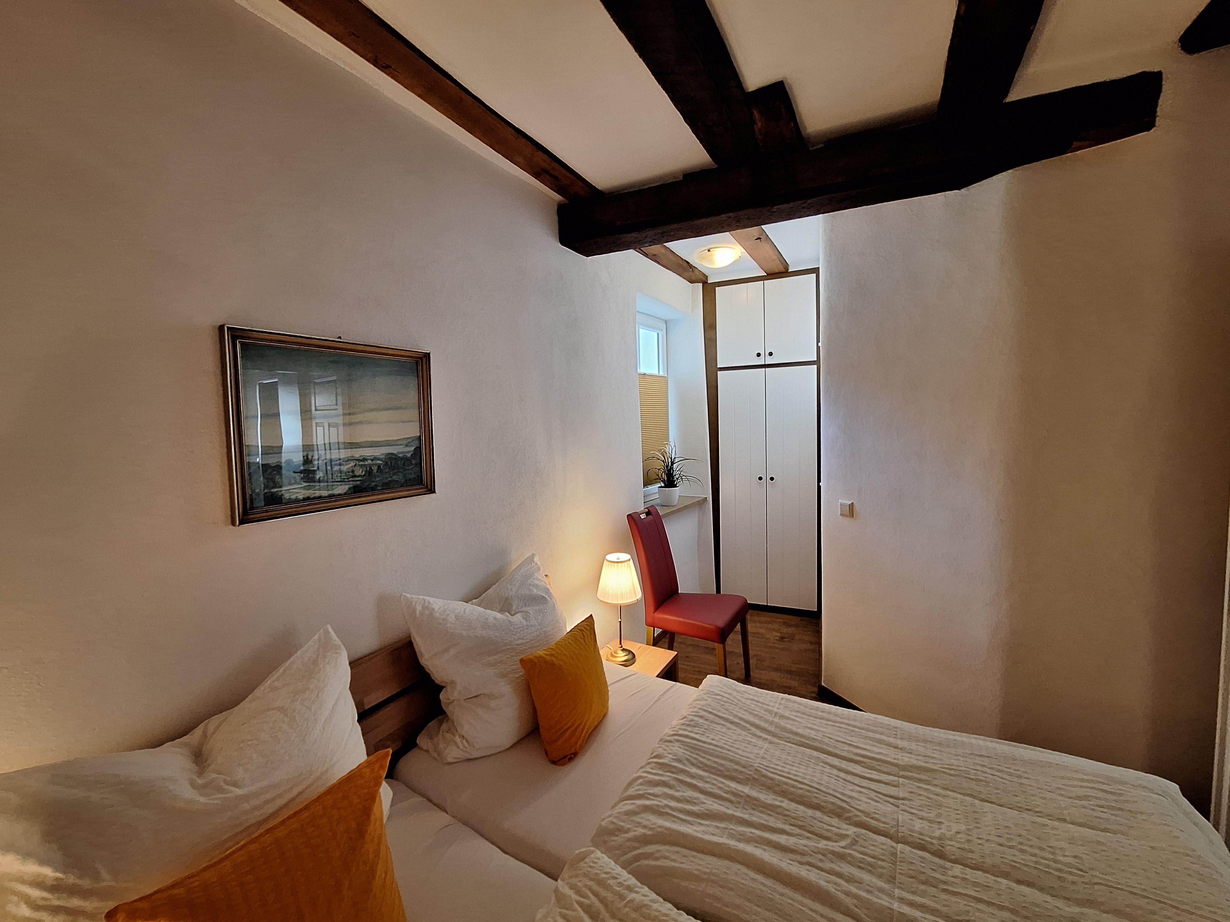 Foto: Fewo Bergblick_Schlafzimmer mit Kleiderschrank