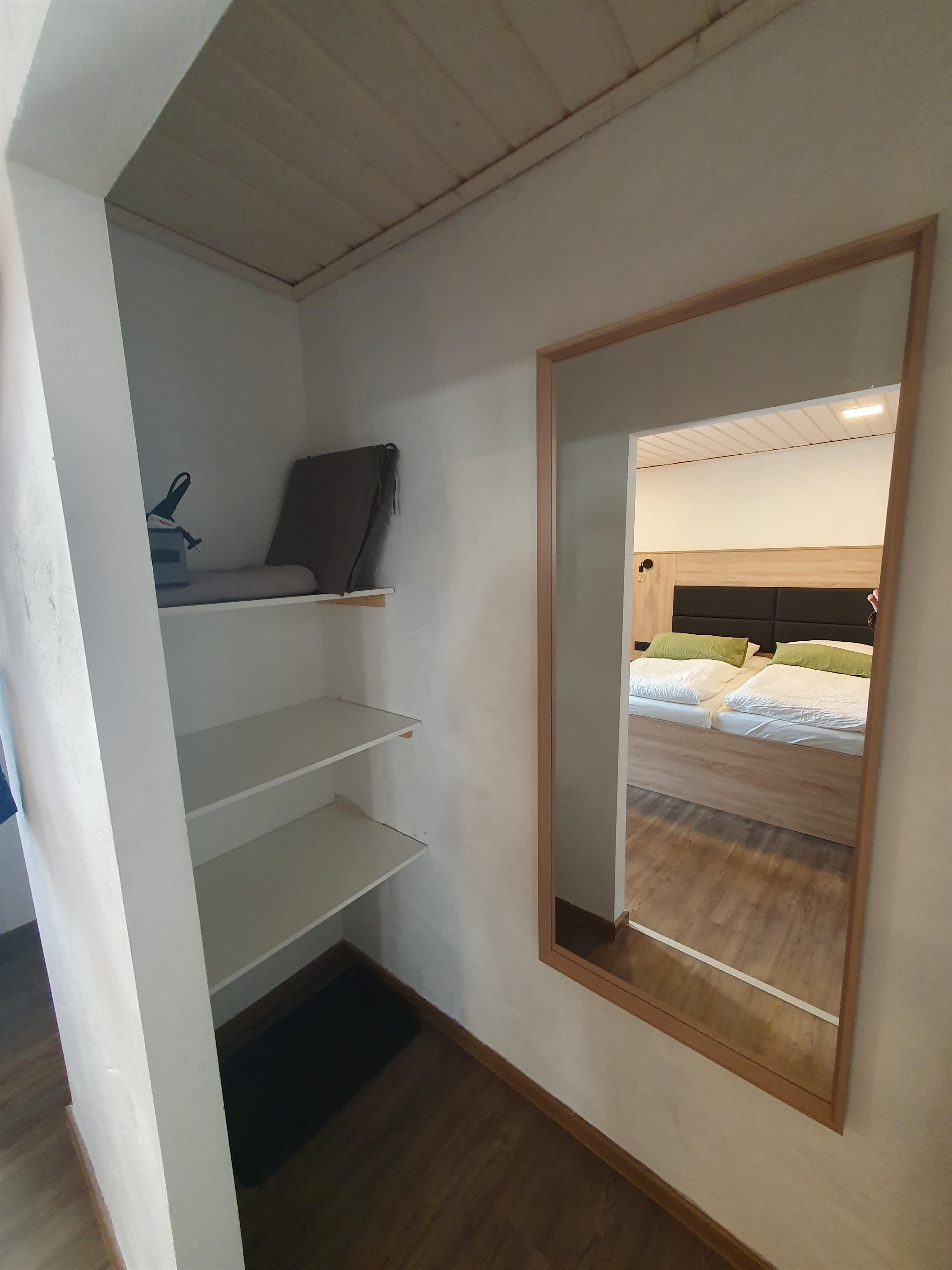 Foto: "Burgberg" offener Kleiderschrank