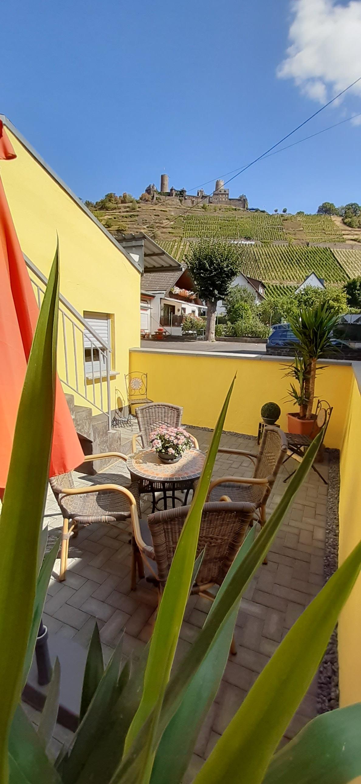 Foto: Terrasse mit Blick auf die Burg Thurant