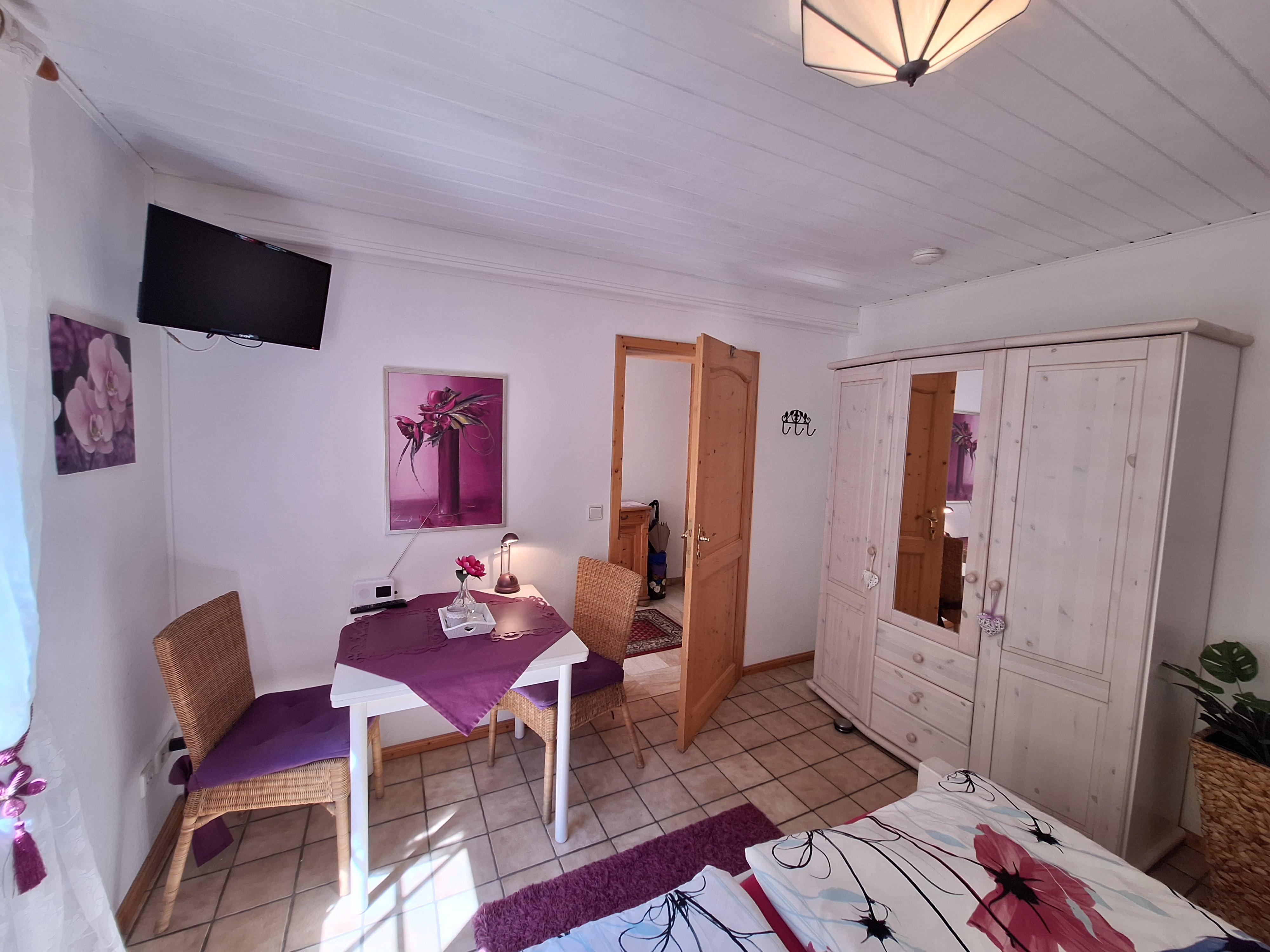 Foto: Zimmeransicht mit Kleiderschrank