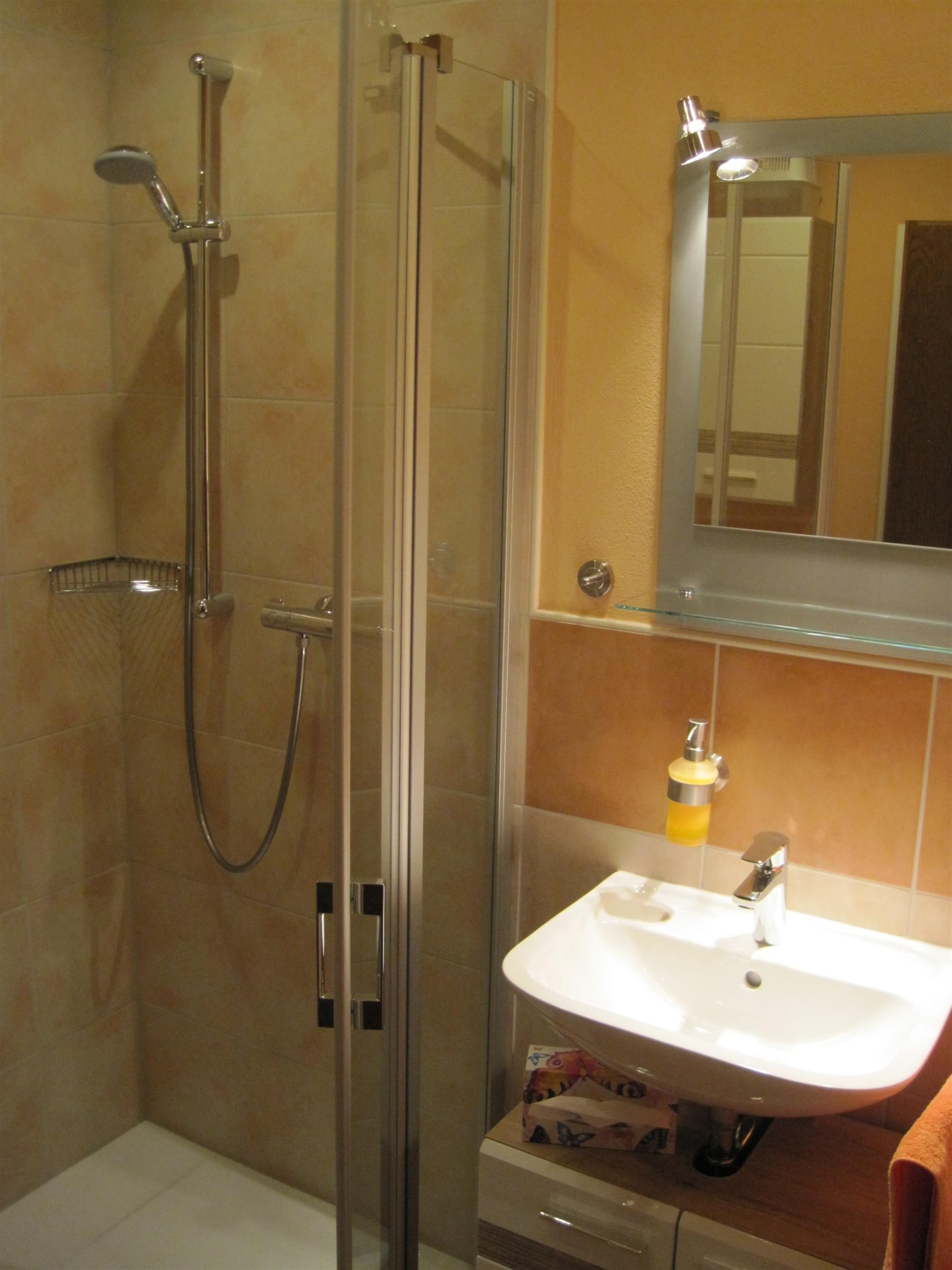 Foto: Dusche und Waschbecken; Fewo Hof