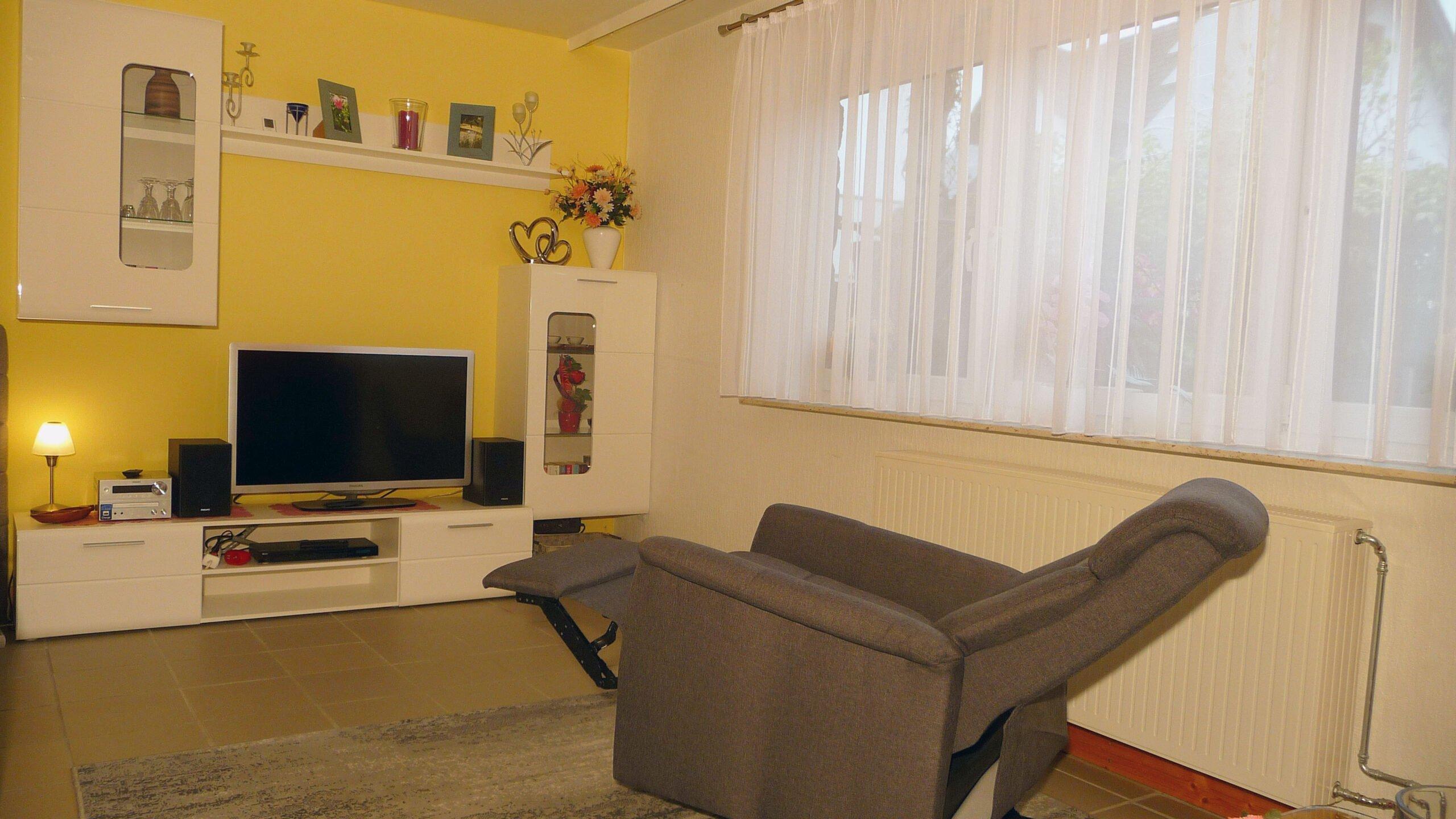 Foto: Wohnwand + SAT-TV