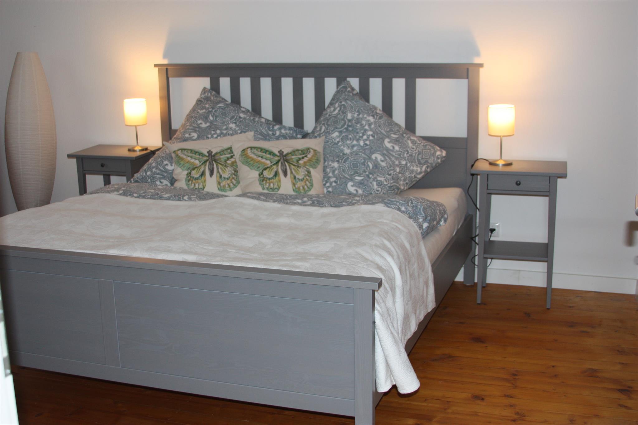 Foto: Schlafzimmer mit Doppelbett (180x200)