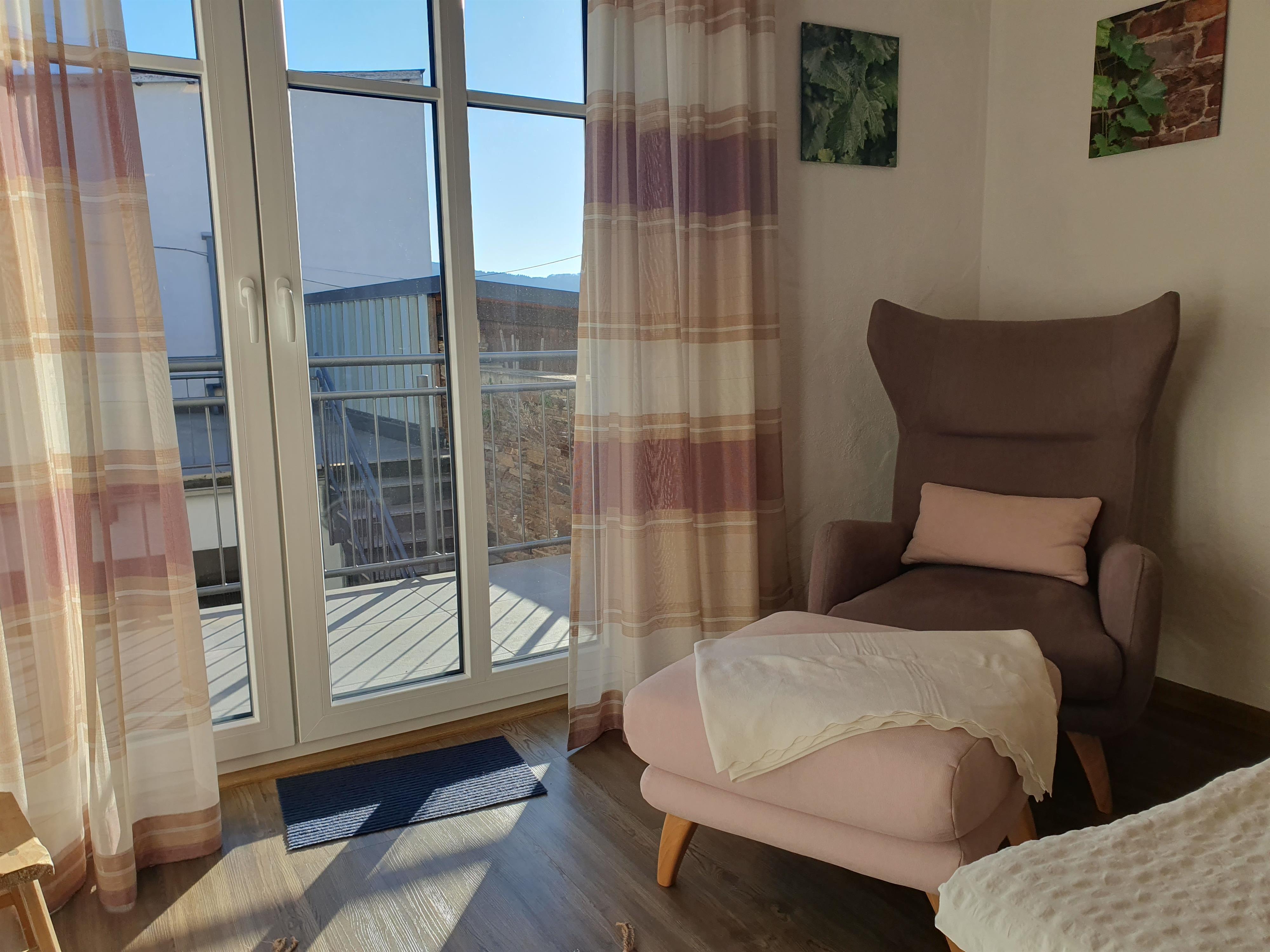 Foto: "Hunnenstein" Sessel & Blick auf den Balkon
