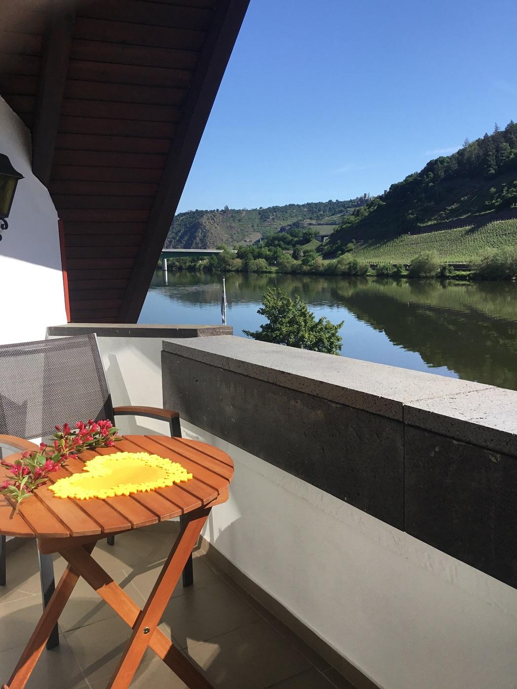 Foto: Balkon mit Moselblick