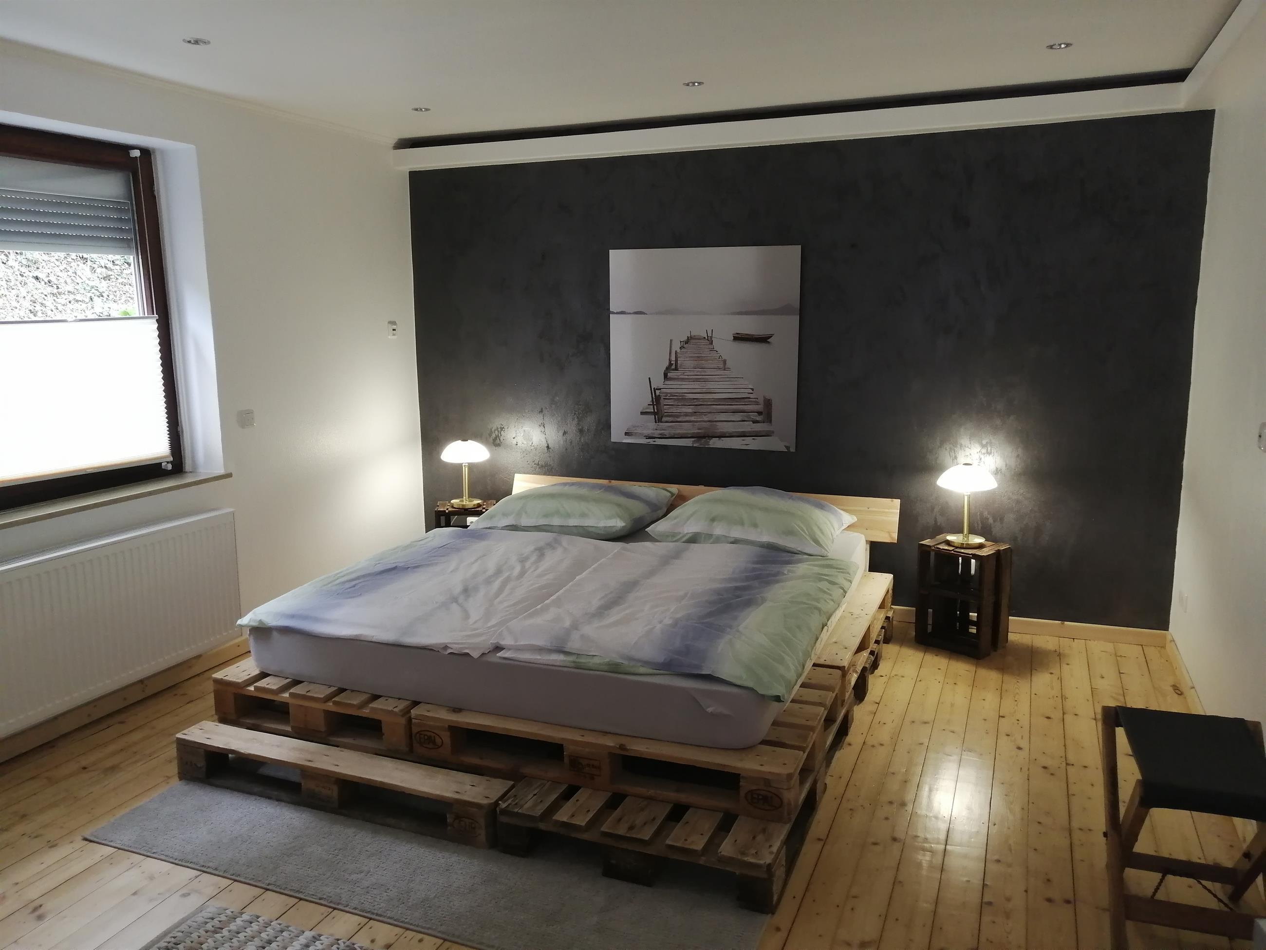Foto: schlafzimmer_palettenbett_weinkistennachttischschr