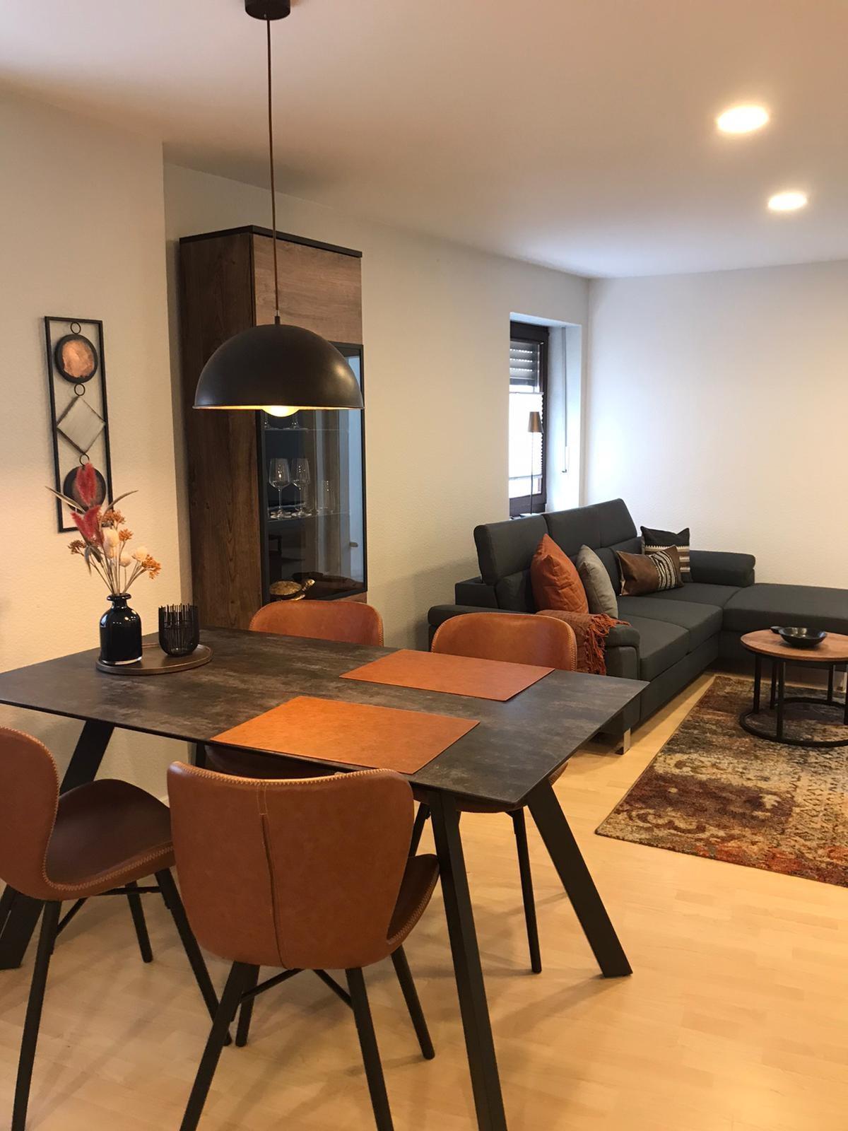 Foto: Essbereich mit Blick in den Wohnraum