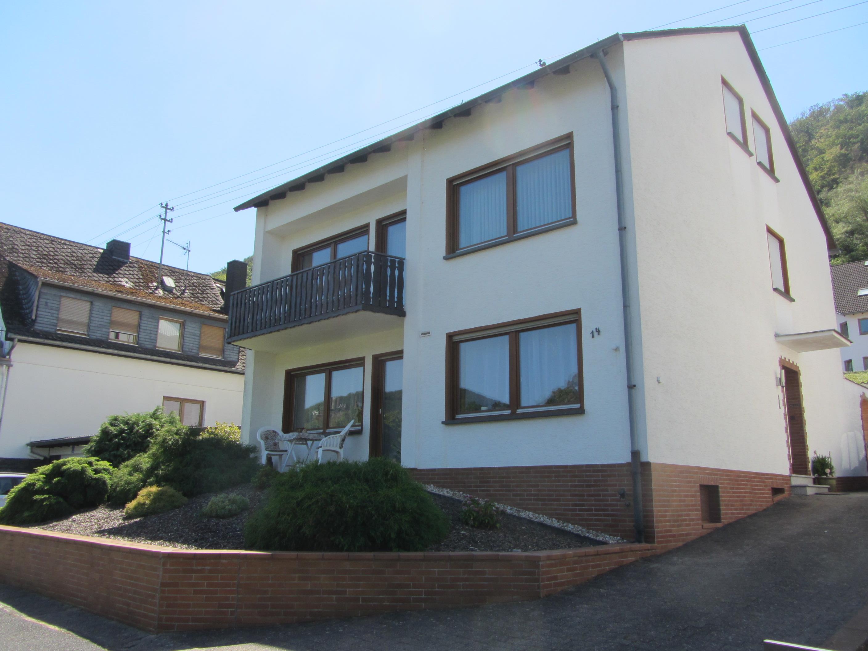 Foto: Hausansicht mit Terrasse