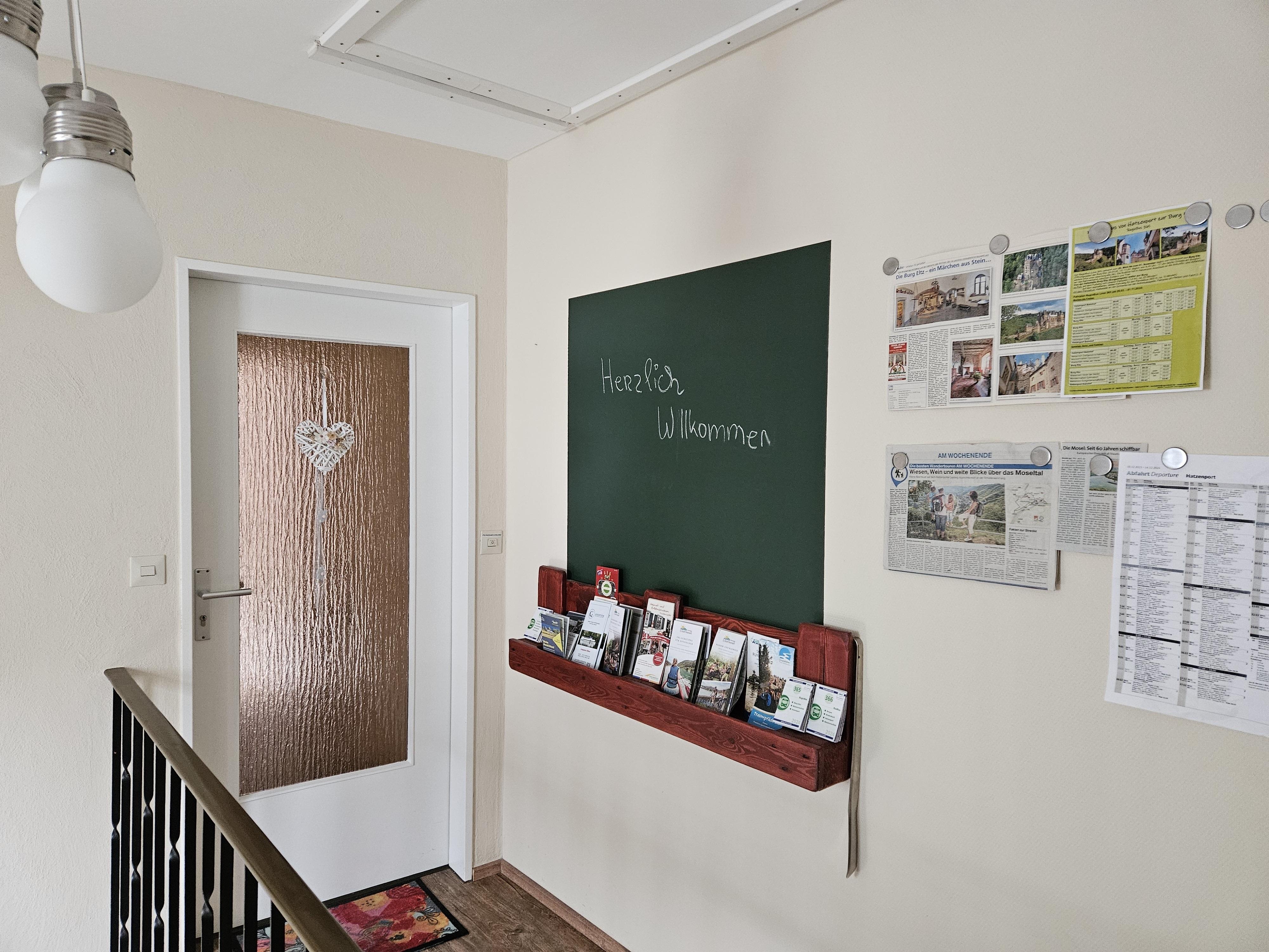 Foto: Infomaterial zur Eingangstüre der Ferienwohnung