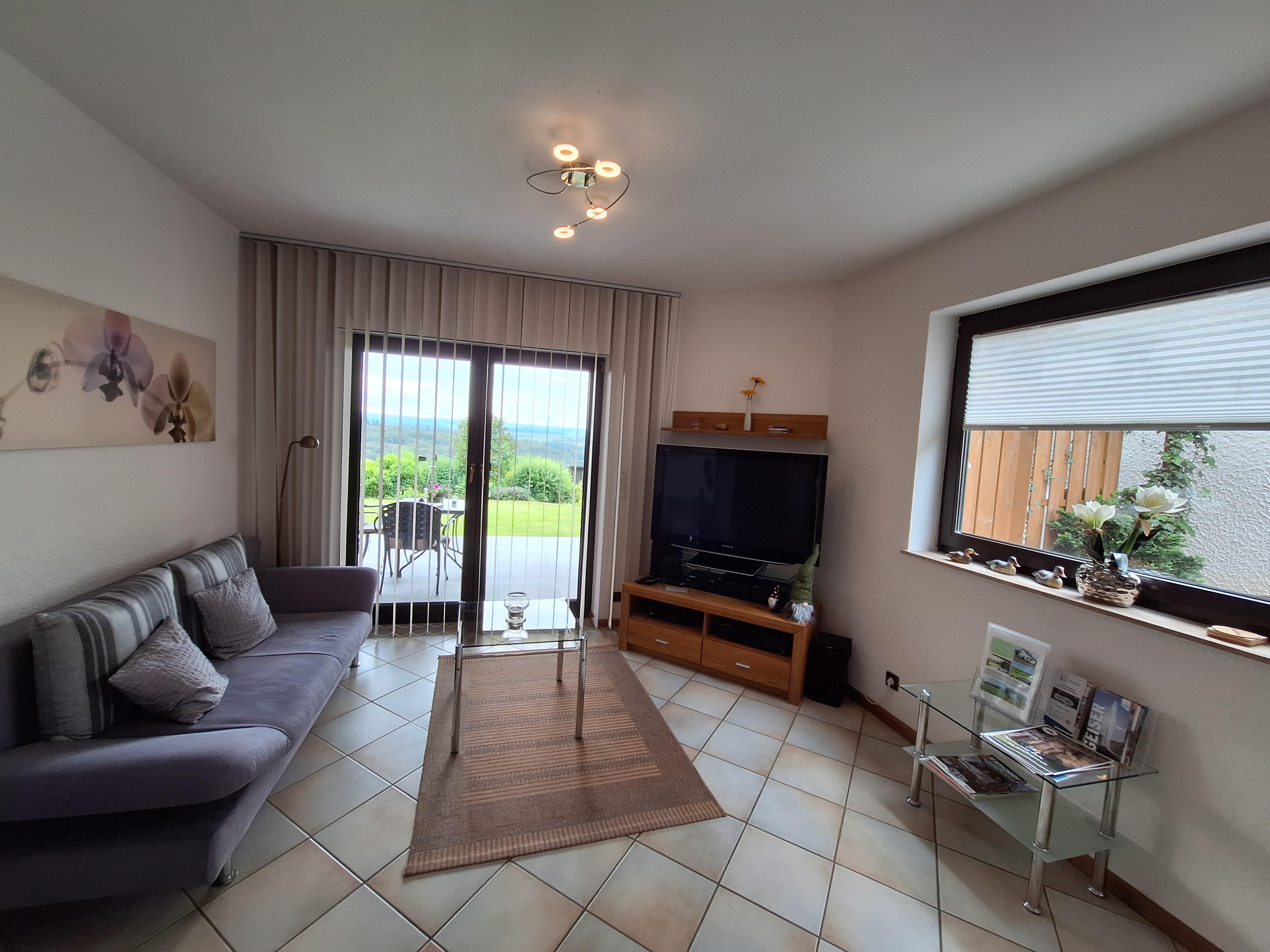 Foto: Wohnbereich mit Blick auf die Terrasse