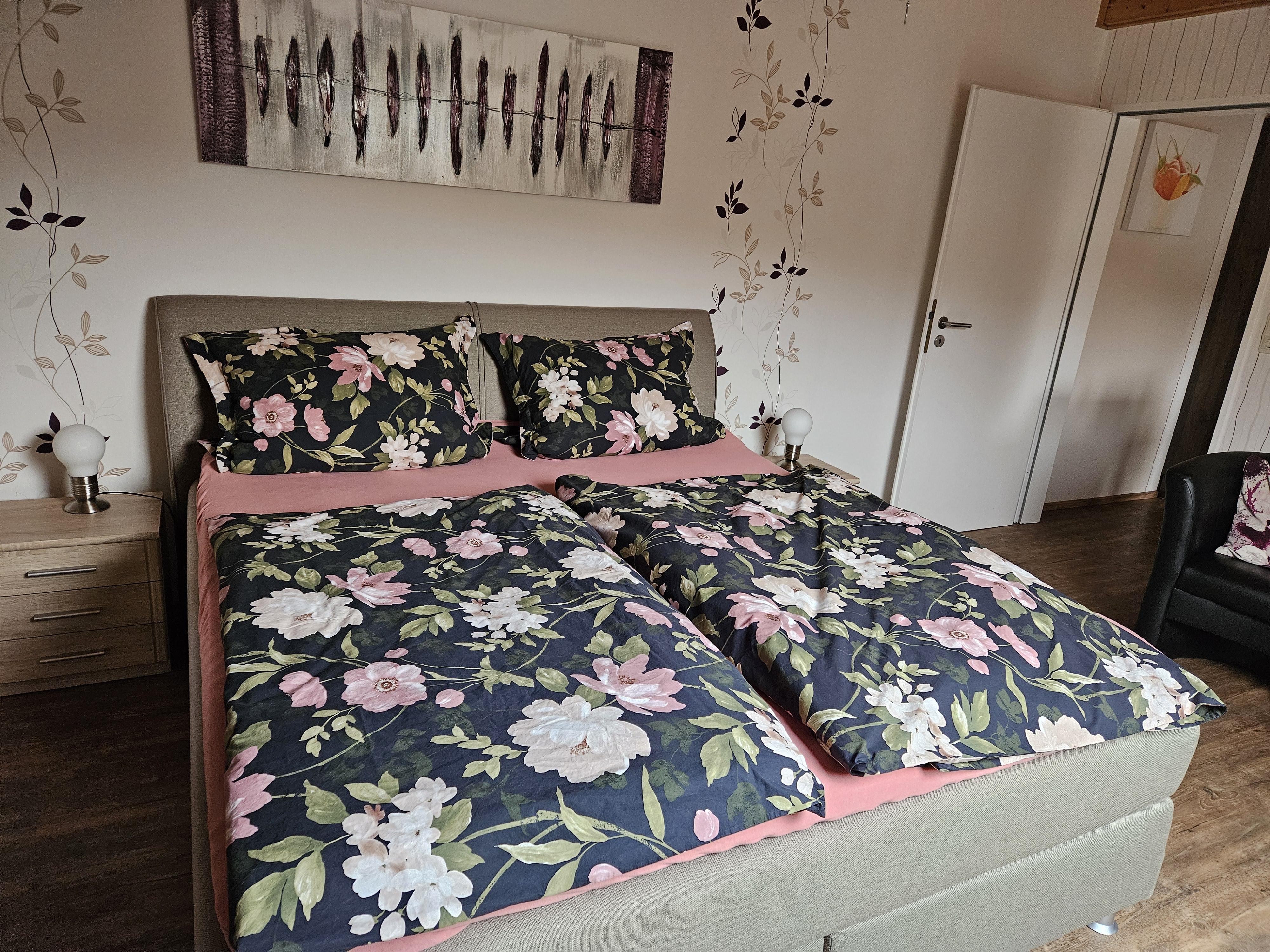 Foto: Schlafzimmer mit Doppelbett
