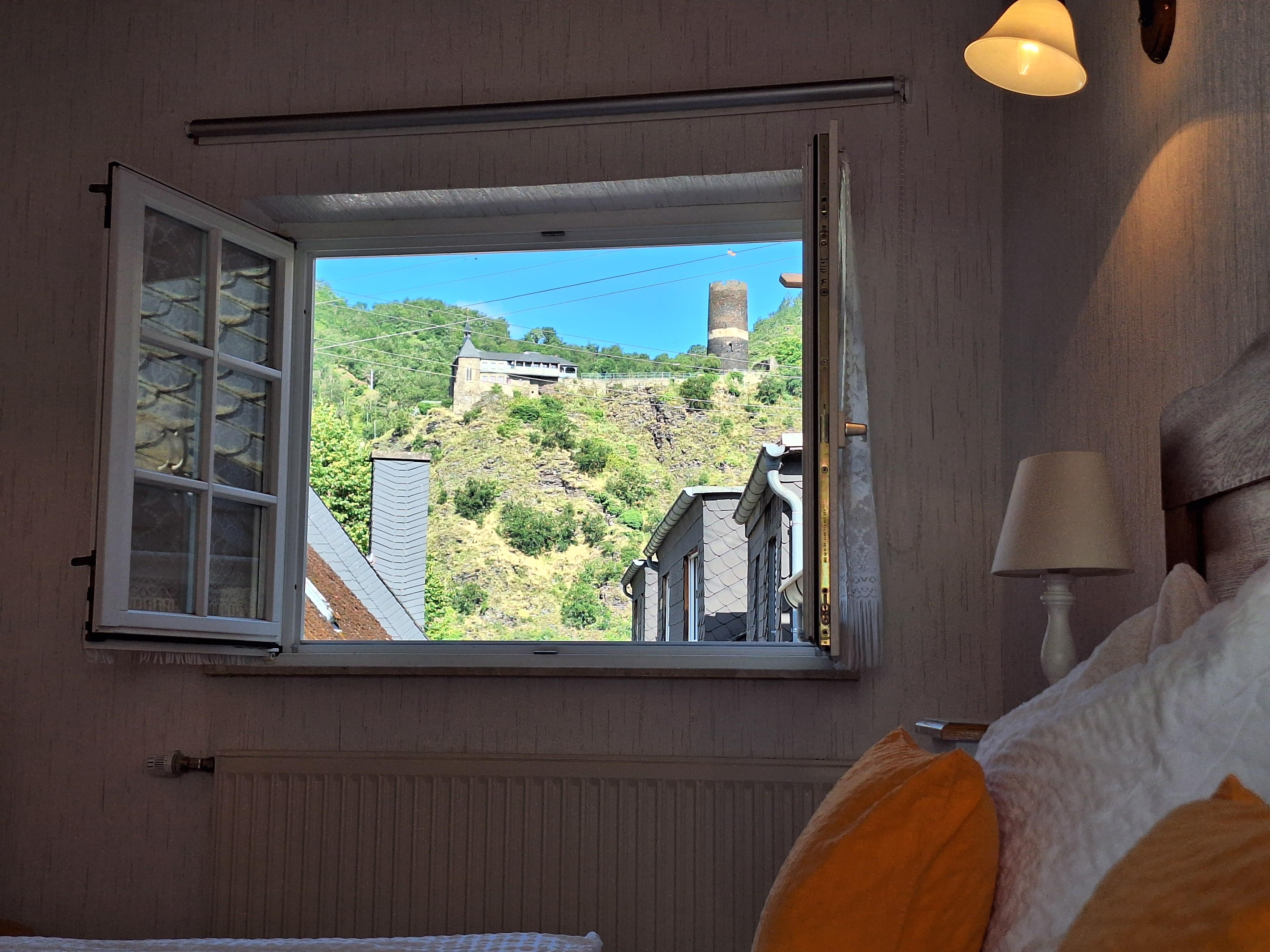 Foto: Fewo Moseltal_Blick zur Burg Bischofstein