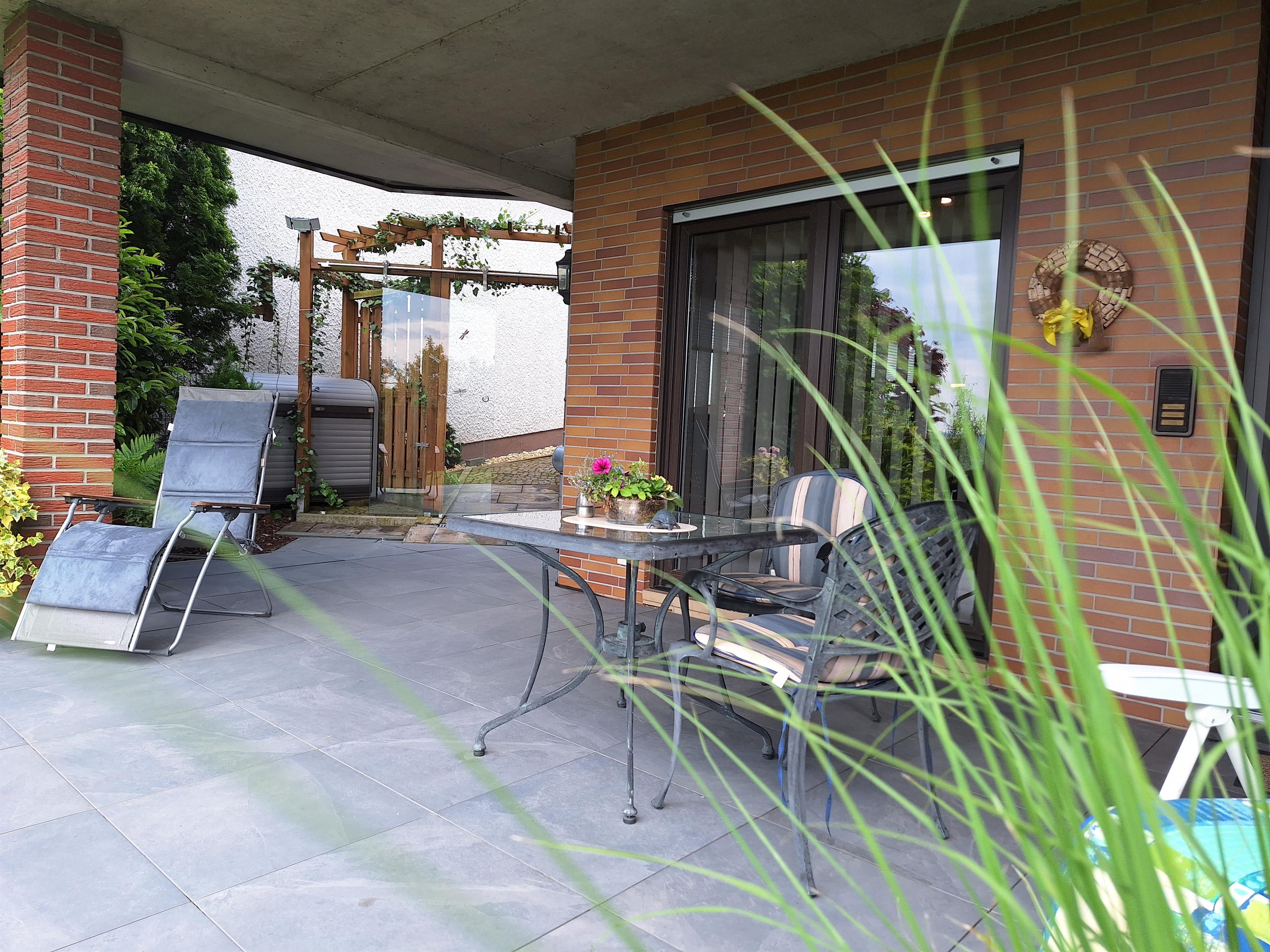 Foto: Terrasse mit Sonnenliegen