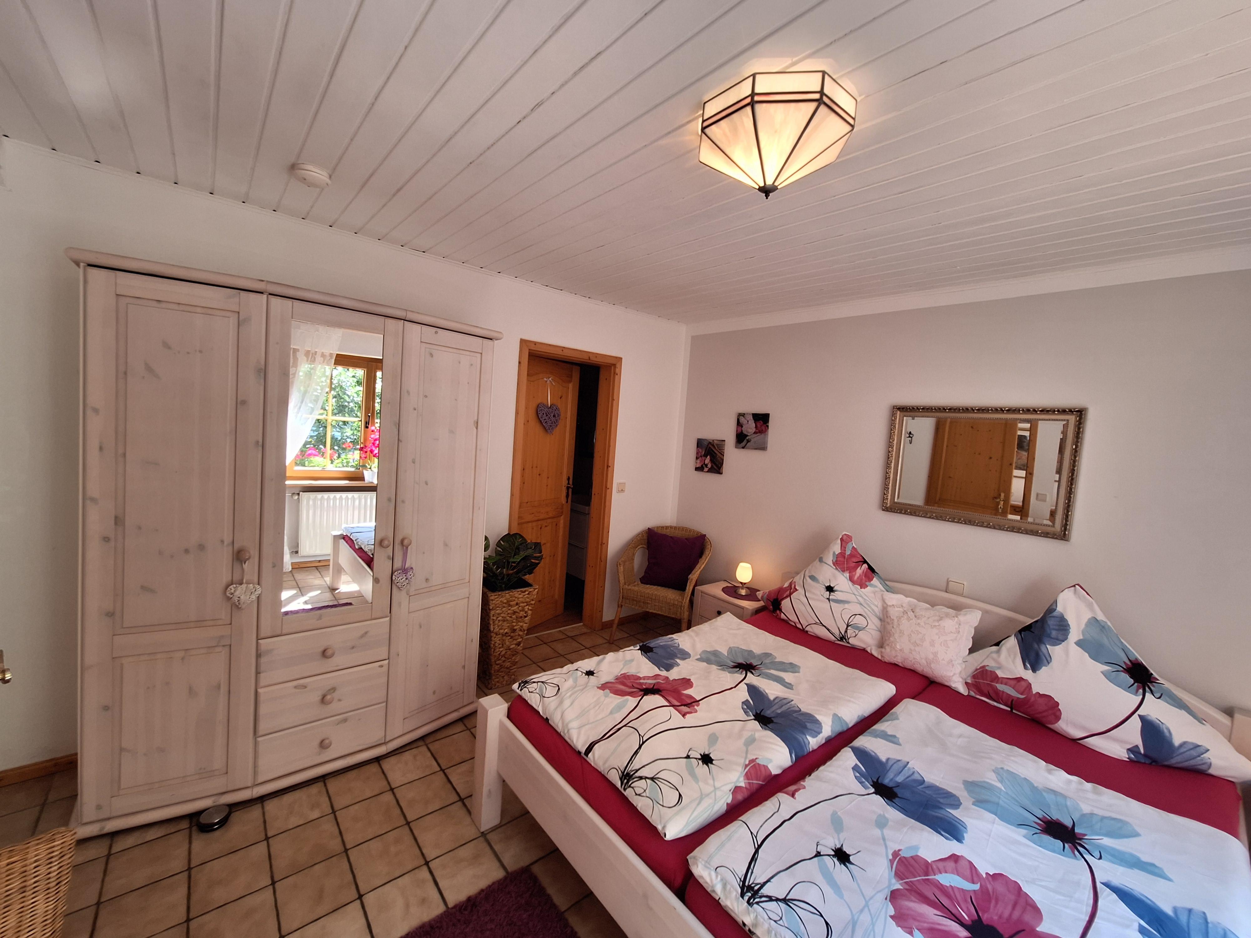 Foto: Zimmeransicht mit seperaten Badezimmer