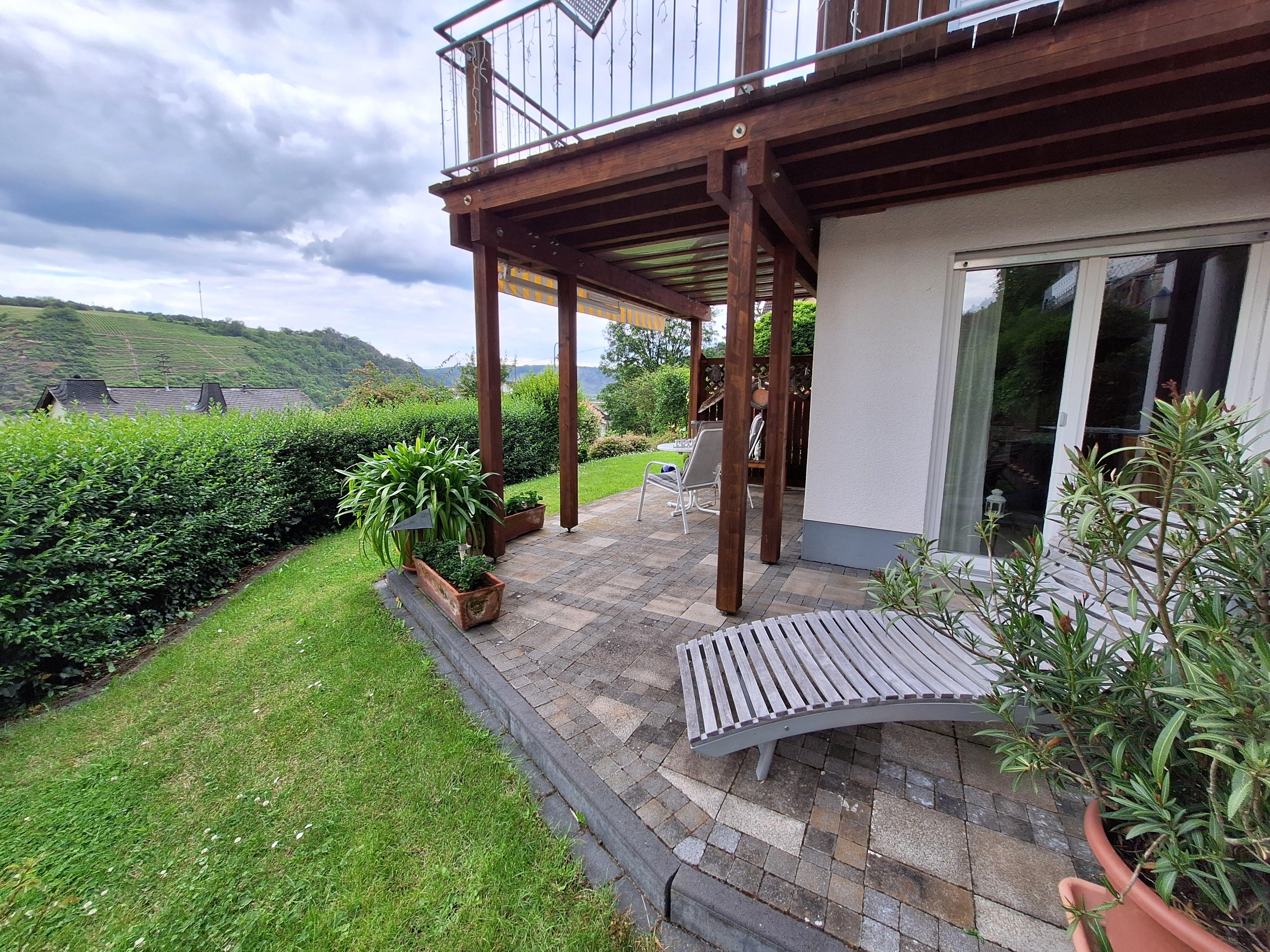 Foto: Terrasse mit Blick auf die Weinberge