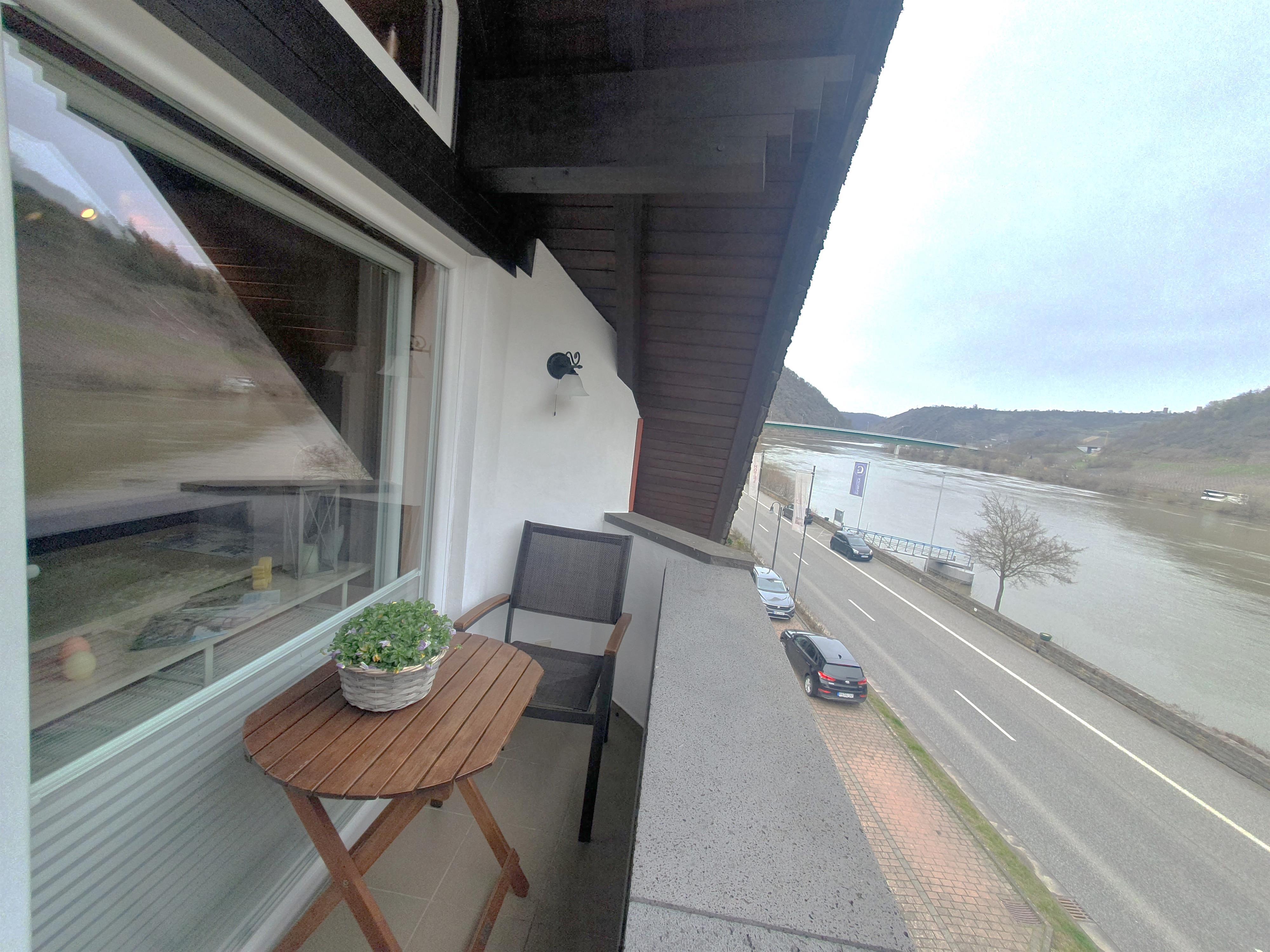 Foto: Balkon mit Blick auf die Mosel