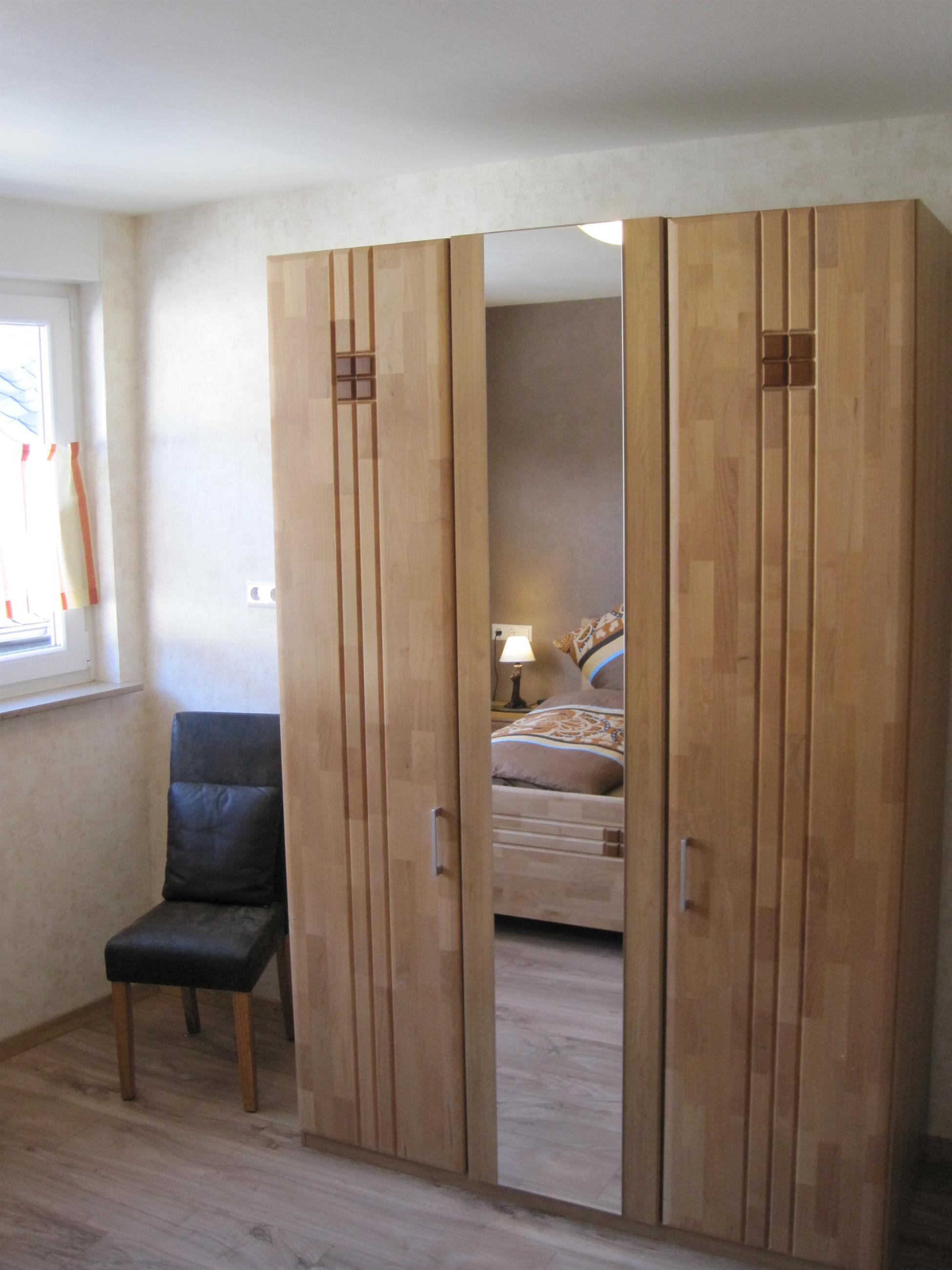 Foto: 1. Doppelschlafzimmer_Kleiderschrank