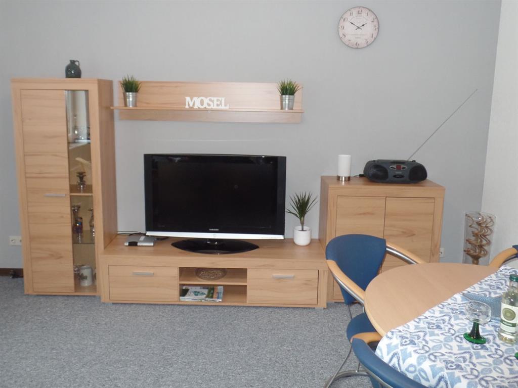Foto: Wohnwand mit SAT-TV