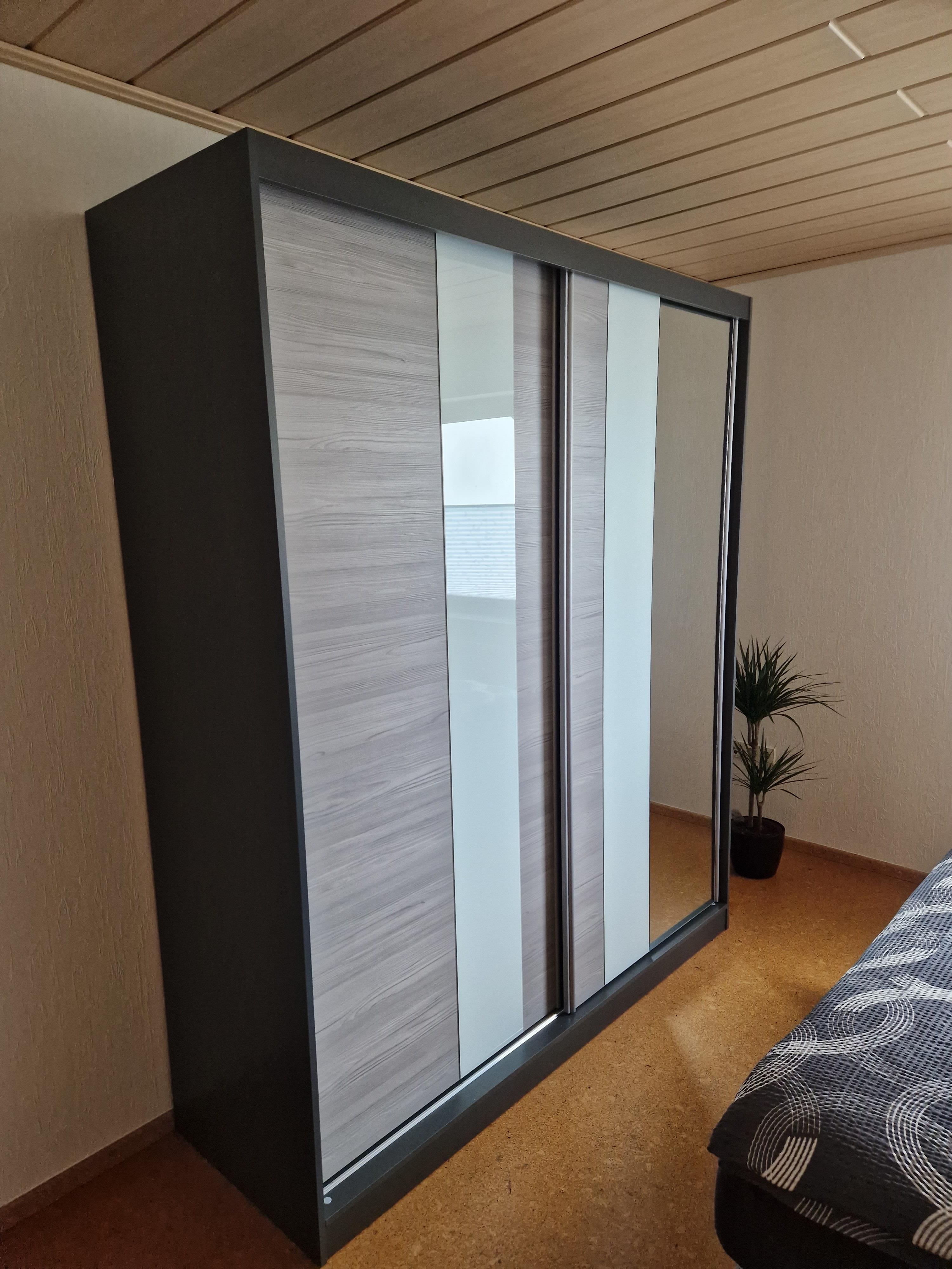 Foto: Kleiderschrank