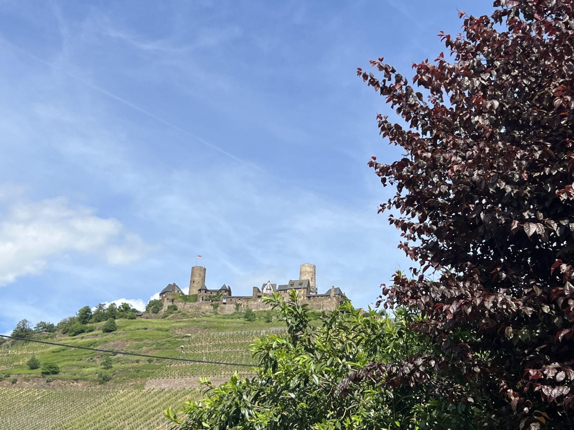 Foto: Blick vom Balkon auf die Burg Thurant